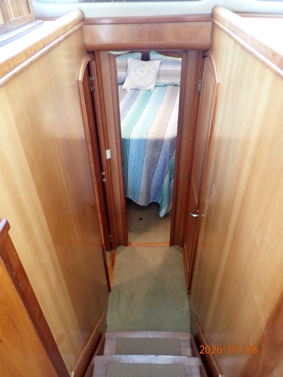 40' Mainship companionway