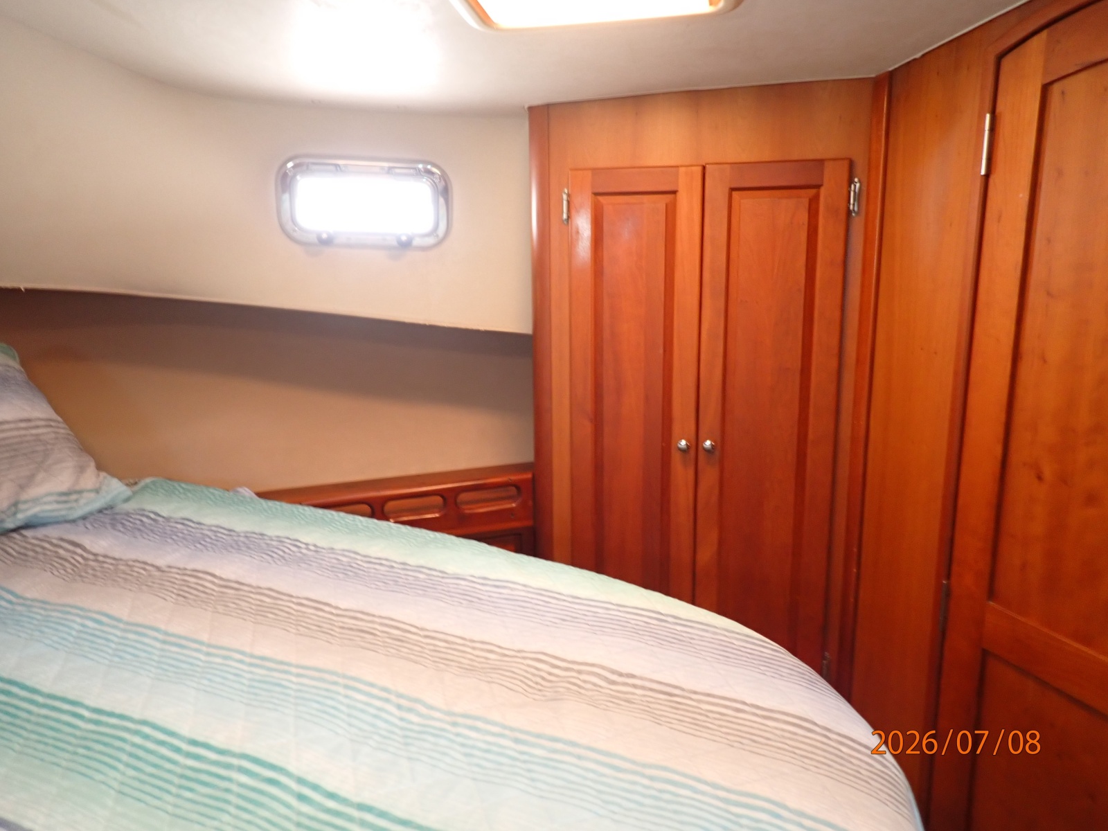 40' Mainship master stateroom starboard
