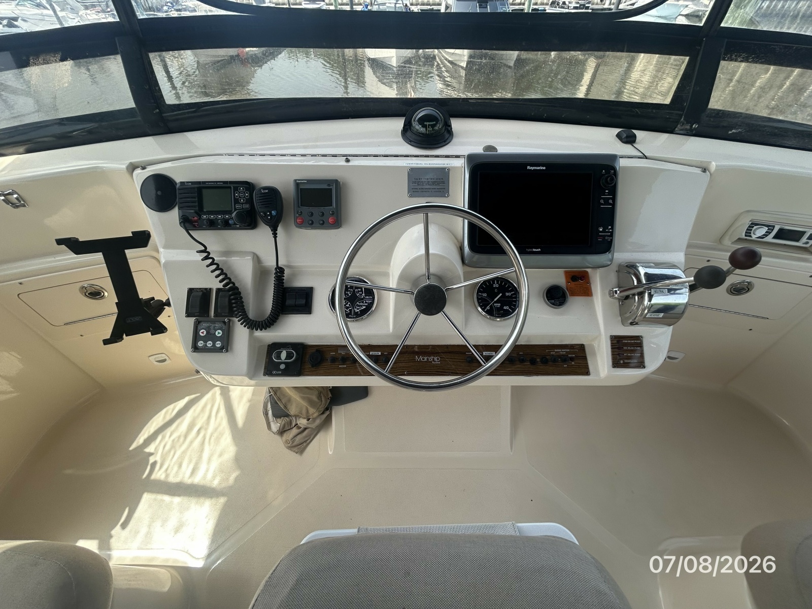 40' Mainship flybridge helm3