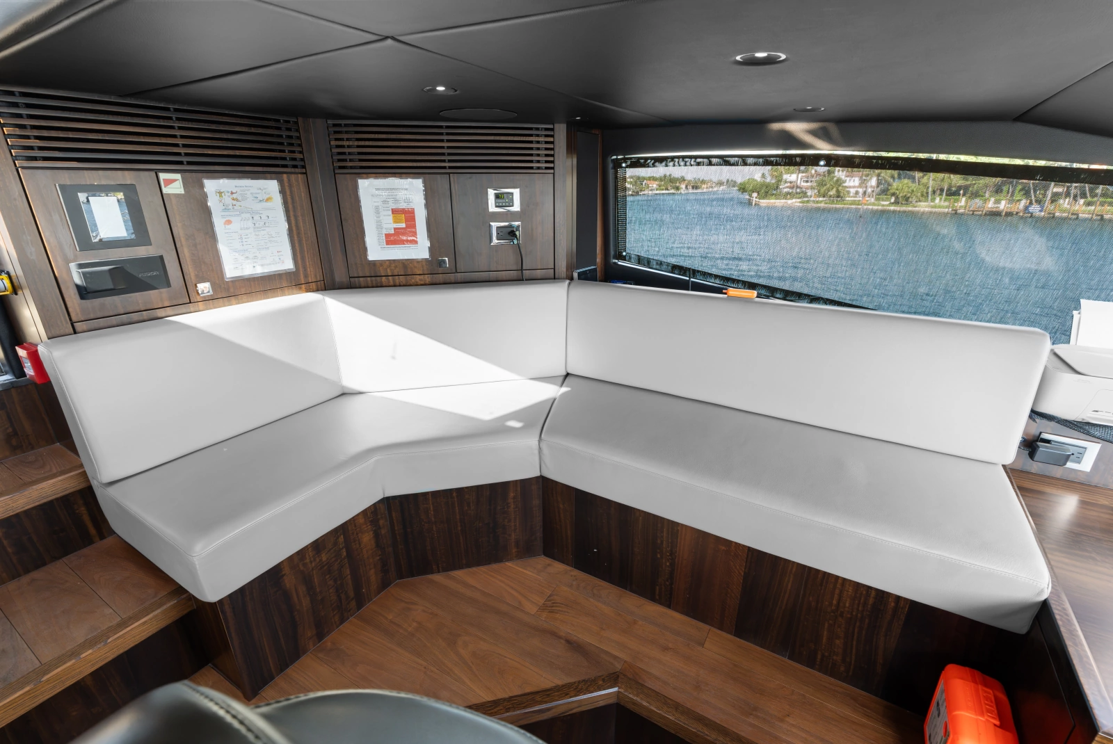 2024 Sunseeker 95 Yacht