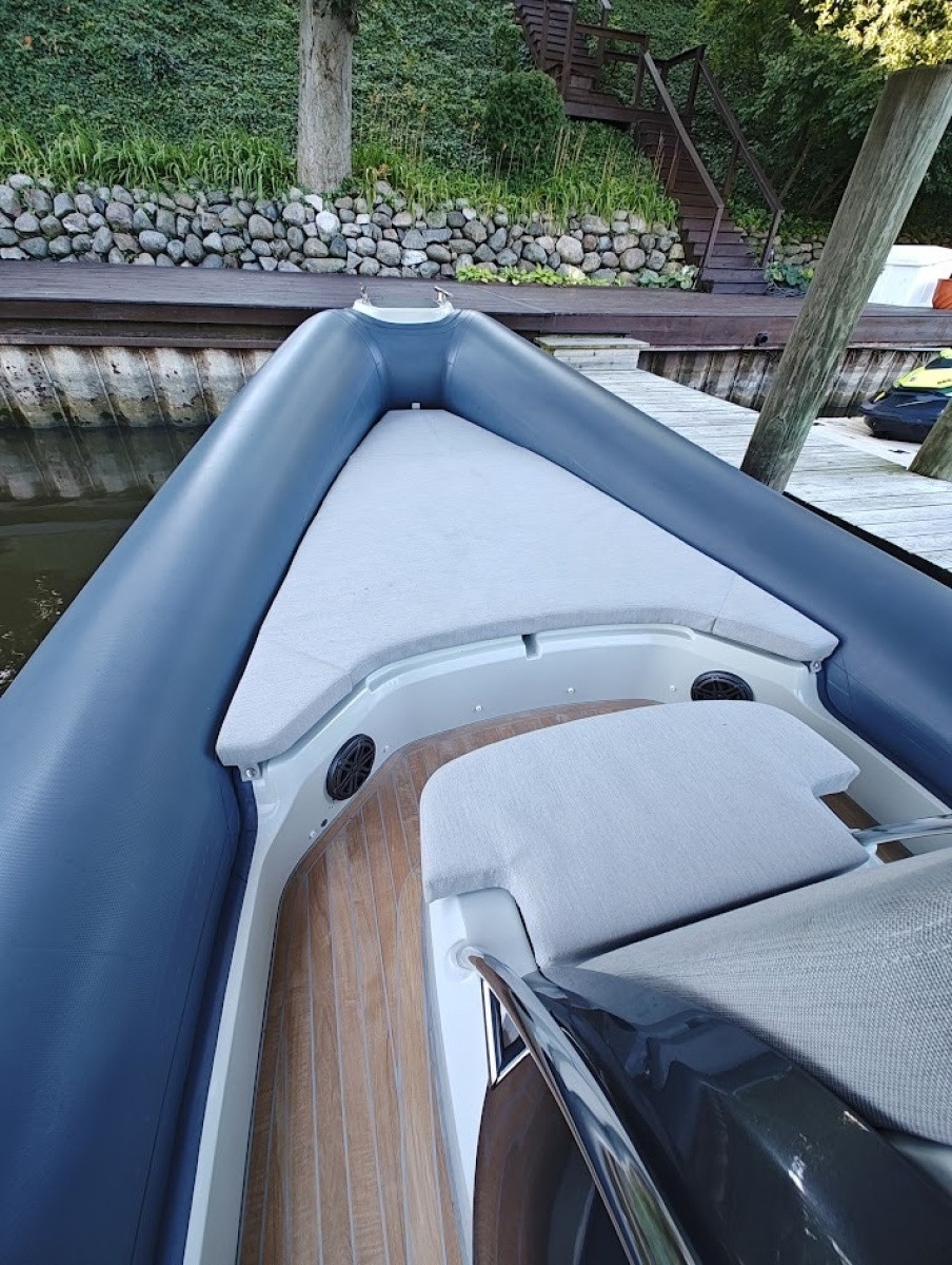 Bow Cushion / Storage