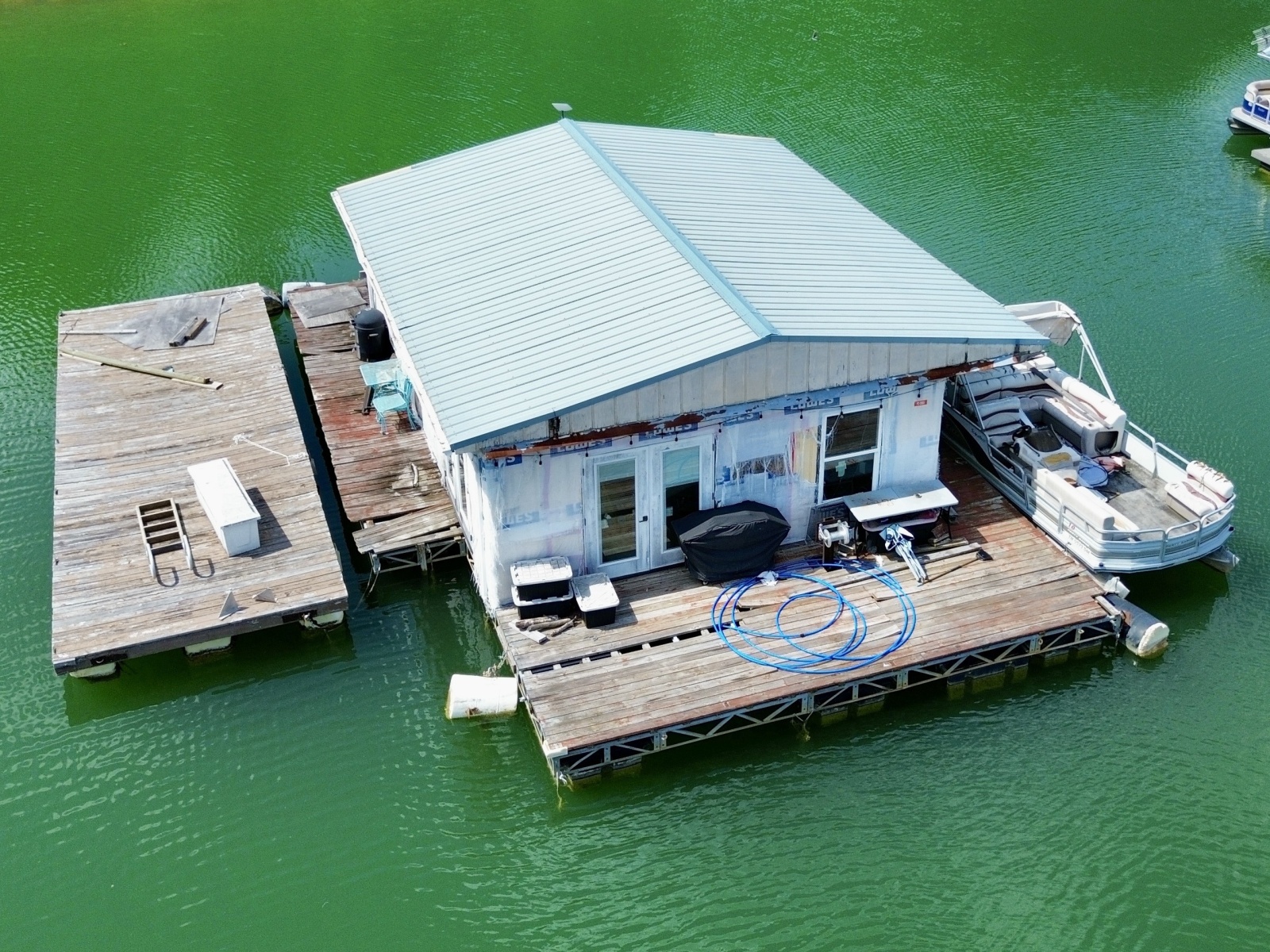 2000 Custom 22 x 30 Floating Cabin - Approx 660sqft