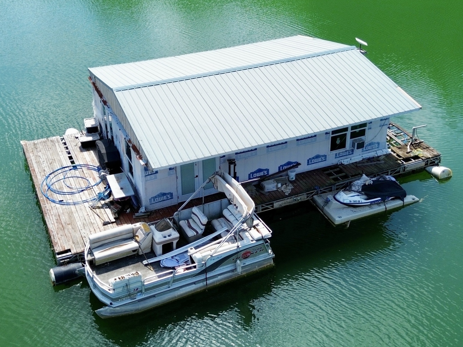 2000 Custom 22 x 30 Floating Cabin - Approx 660sqft