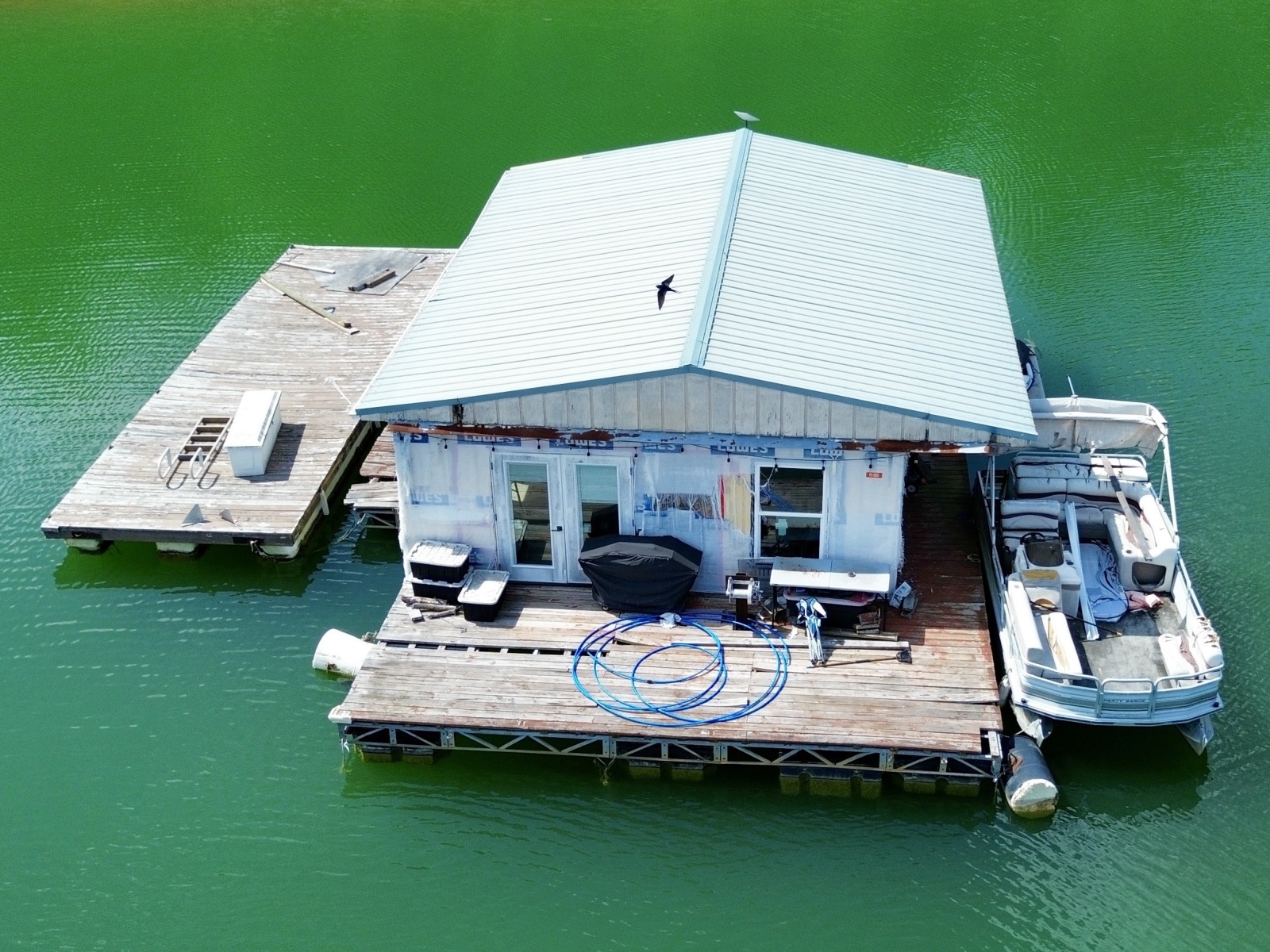 2000 Custom 22 x 30 Floating Cabin - Approx 660sqft