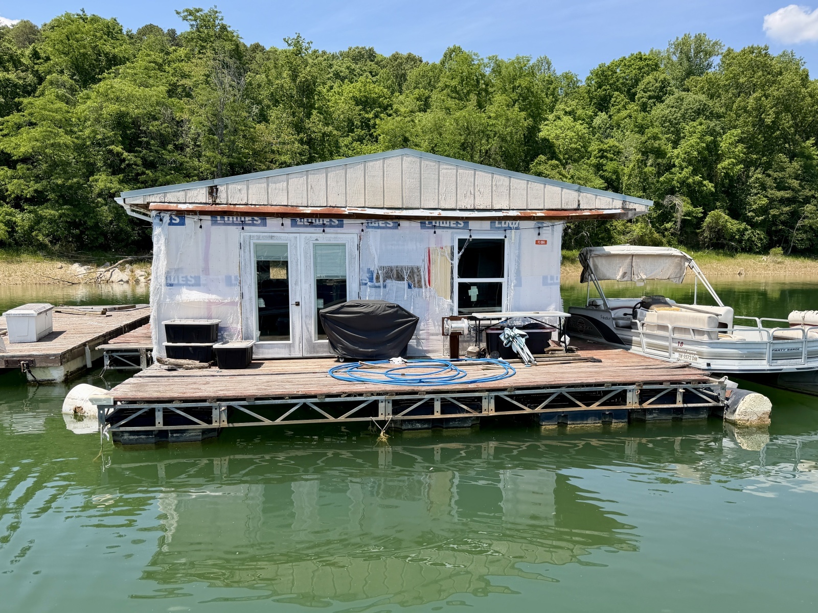 2000 Custom 22 x 30 Floating Cabin - Approx 660sqft