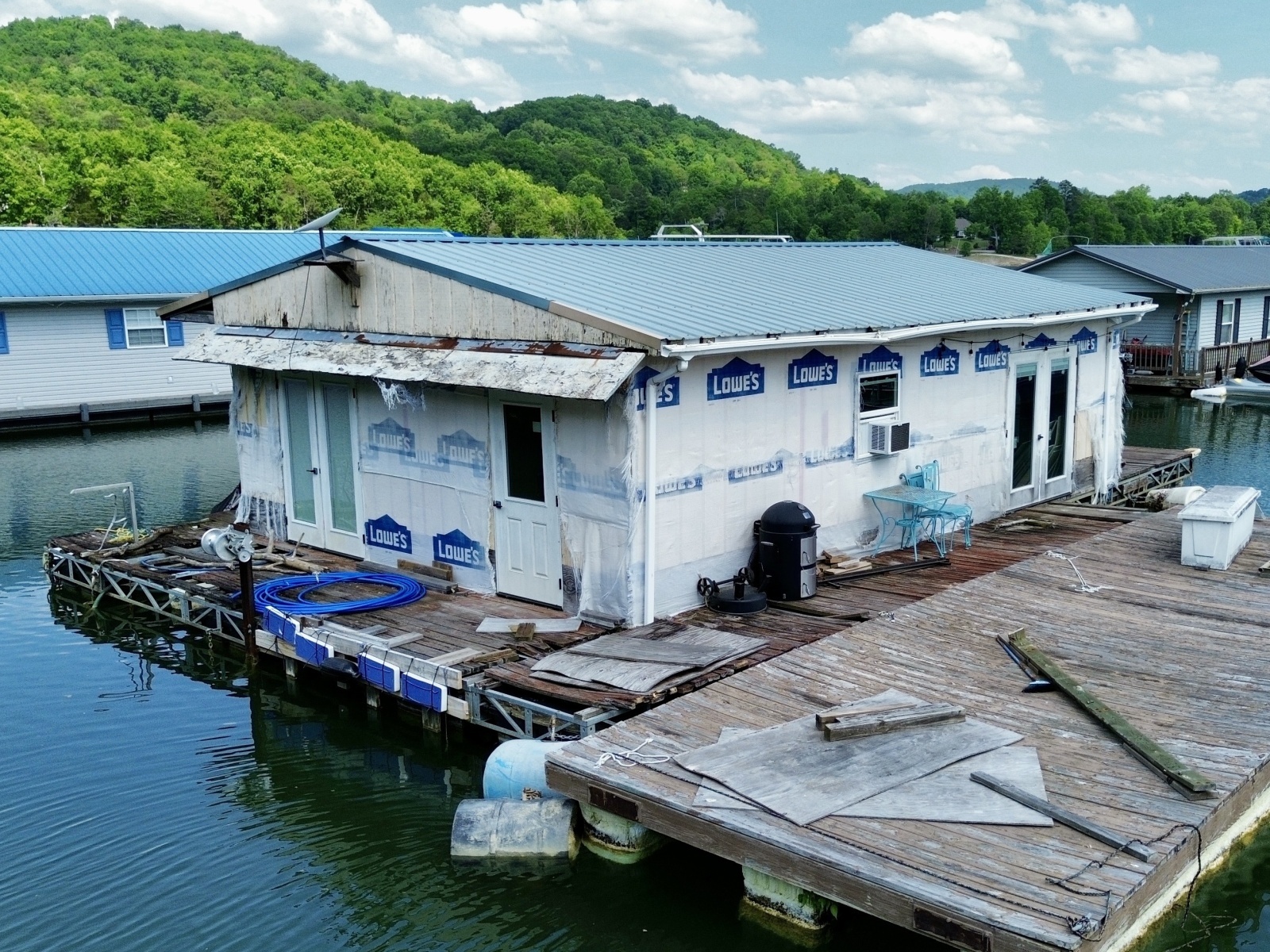 2000 Custom 22 x 30 Floating Cabin - Approx 660sqft
