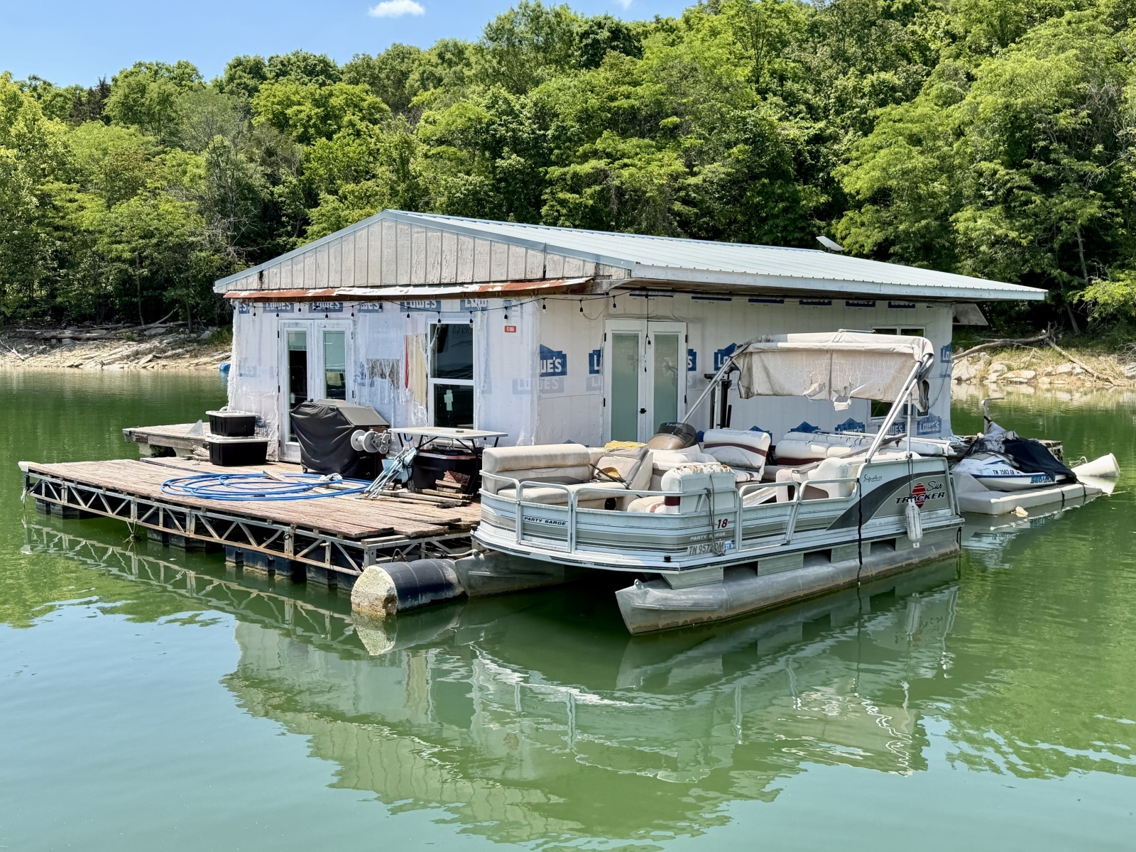 2000 Custom 22 x 30 Floating Cabin - Approx 660sqft
