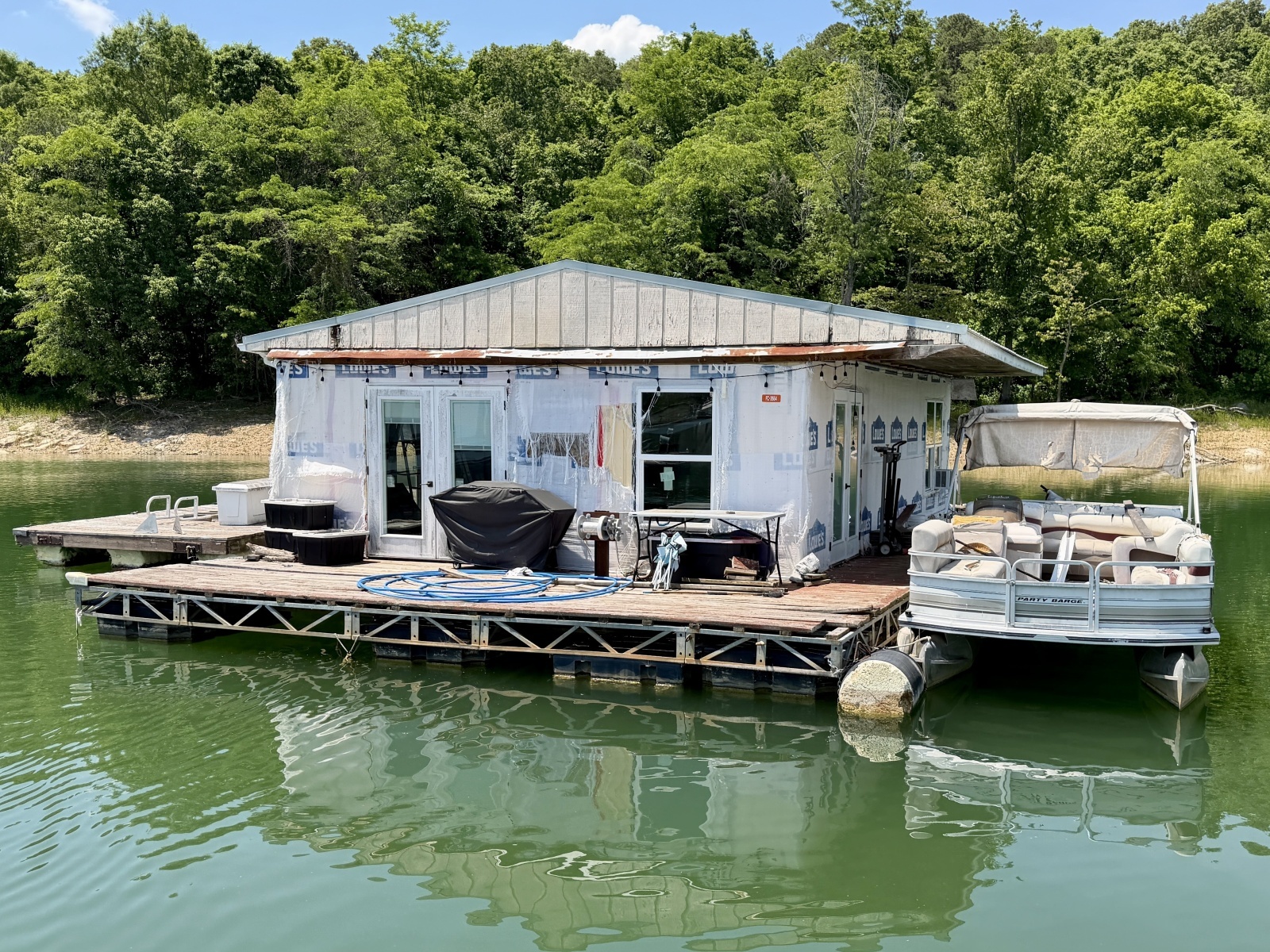 2000 Custom 22 x 30 Floating Cabin - Approx 660sqft