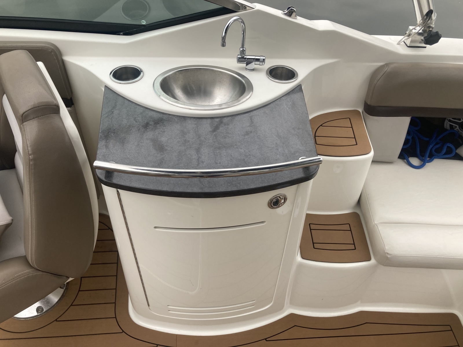 2011 Sea Ray 270 SLX