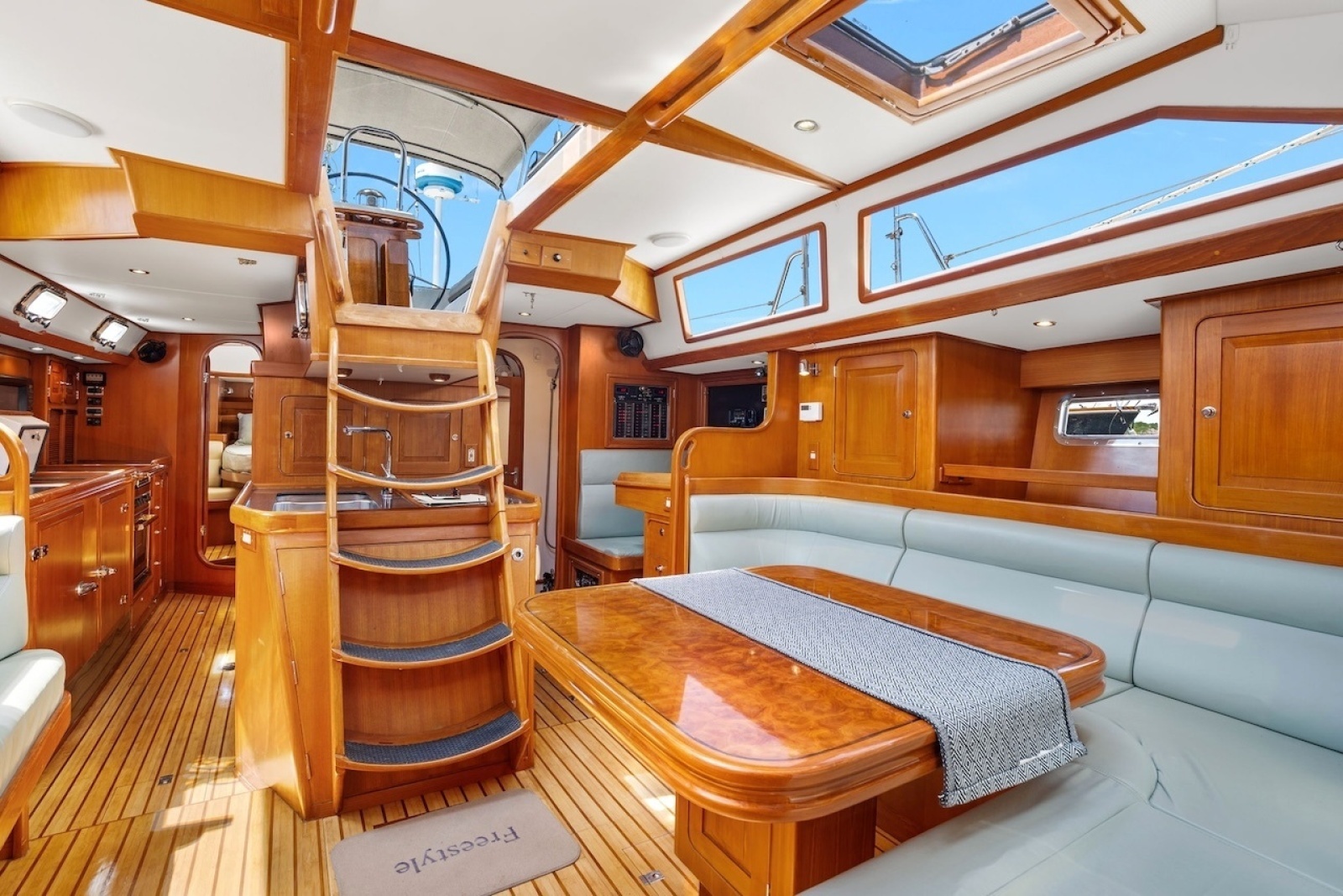 2005 Hylas 54