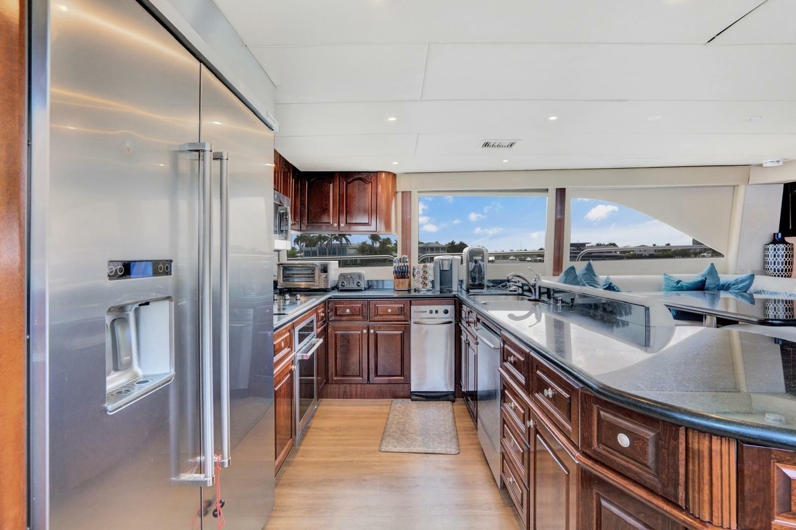 94ft Lazzara Yachts Yacht For Sale