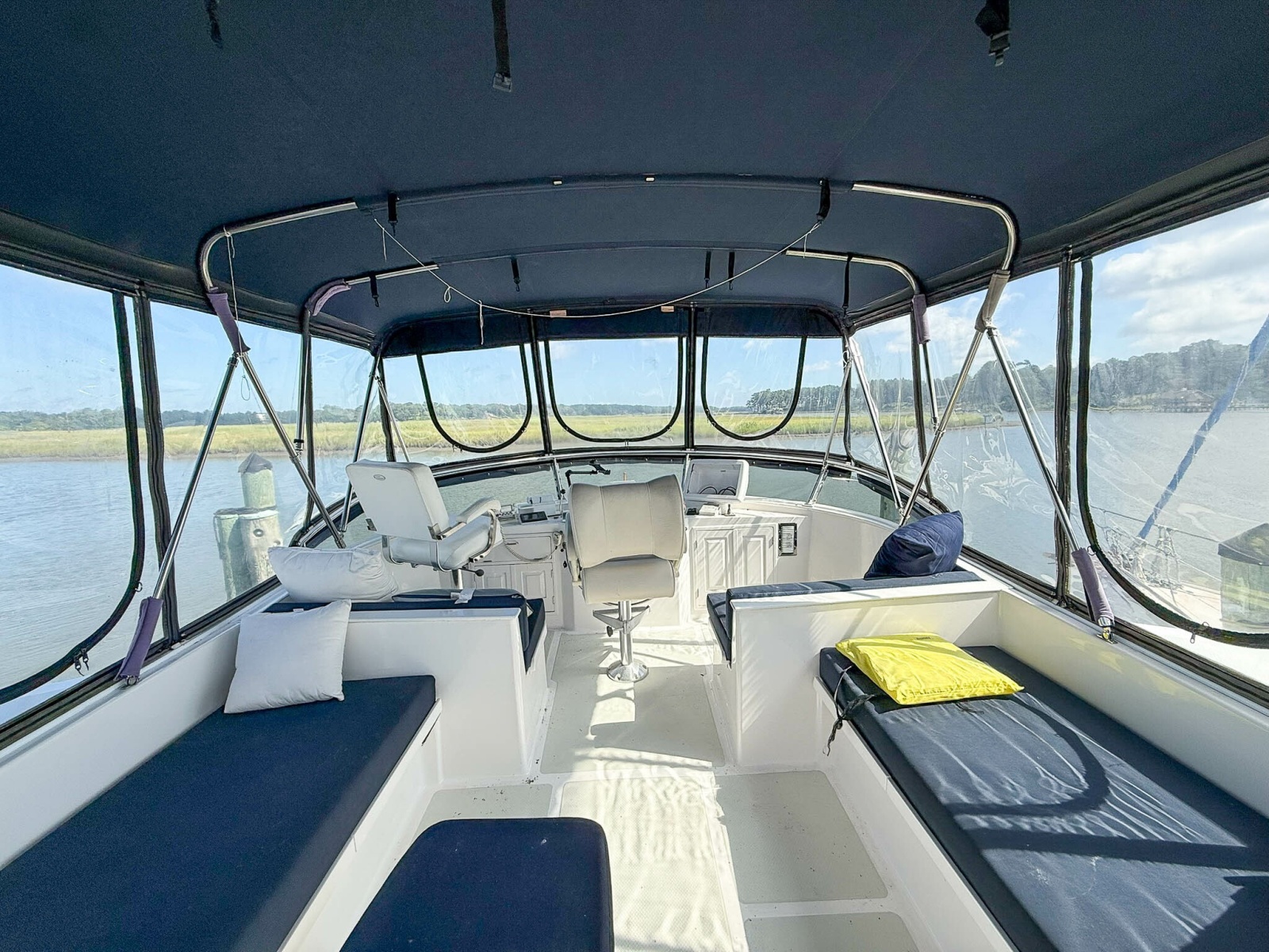 DeFever 49 Flybridge forward 