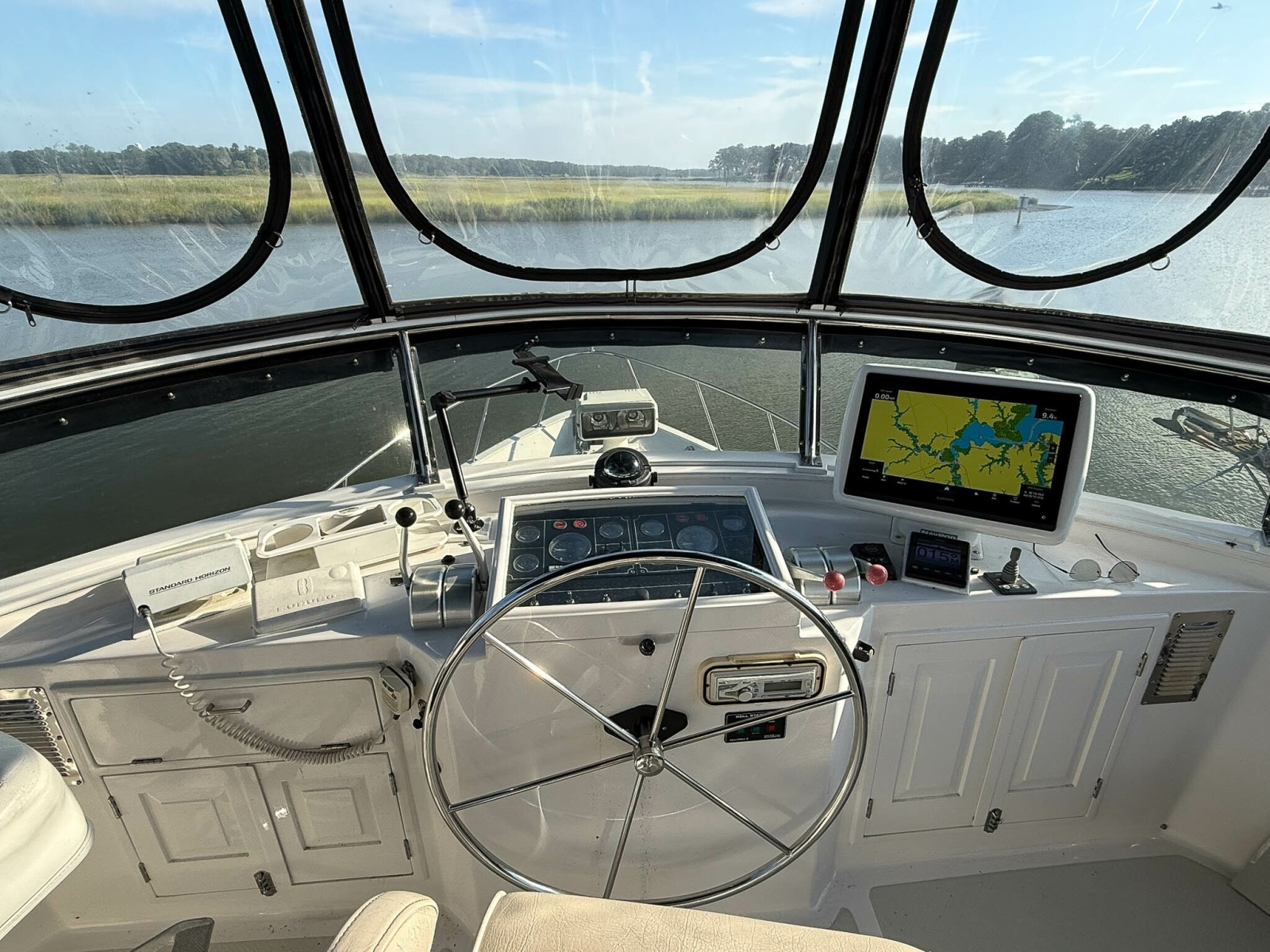 DeFever 49 Flybridge helm 
