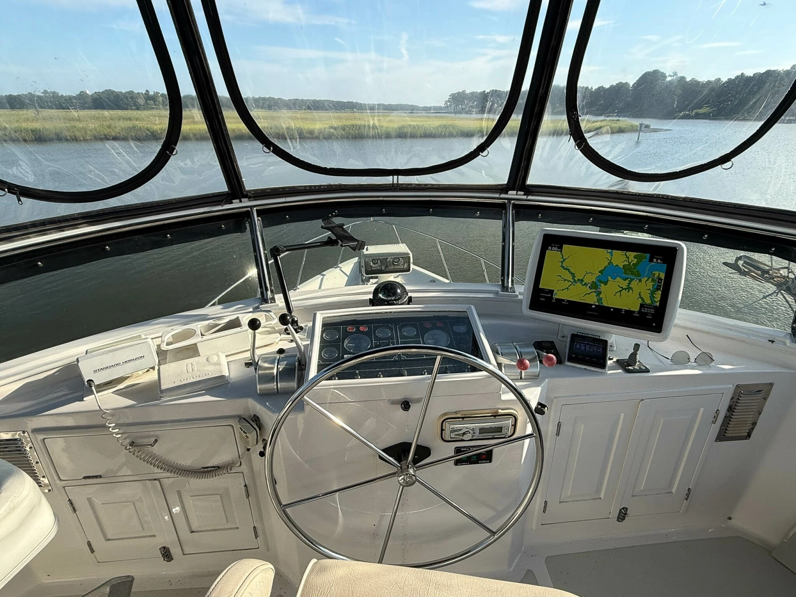 DeFever 49 Flybridge helm 