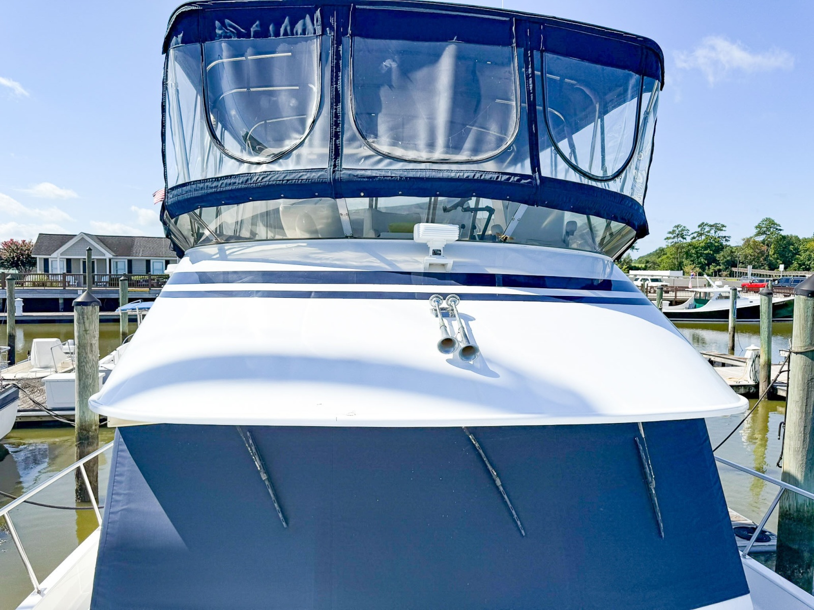 DeFever 49 Flybridgee from bow 