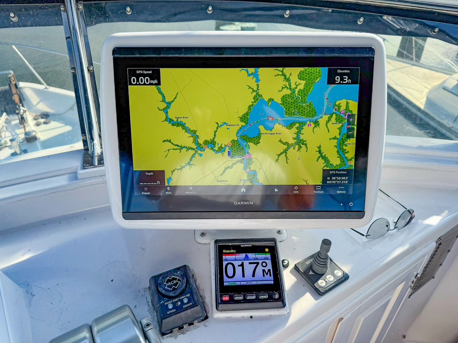DeFever 49 FB helm Garmin MFD 