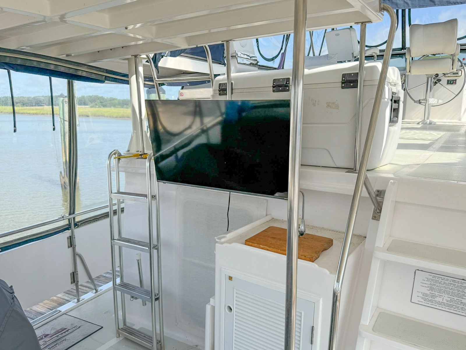 Defever 49 Sundeck forward