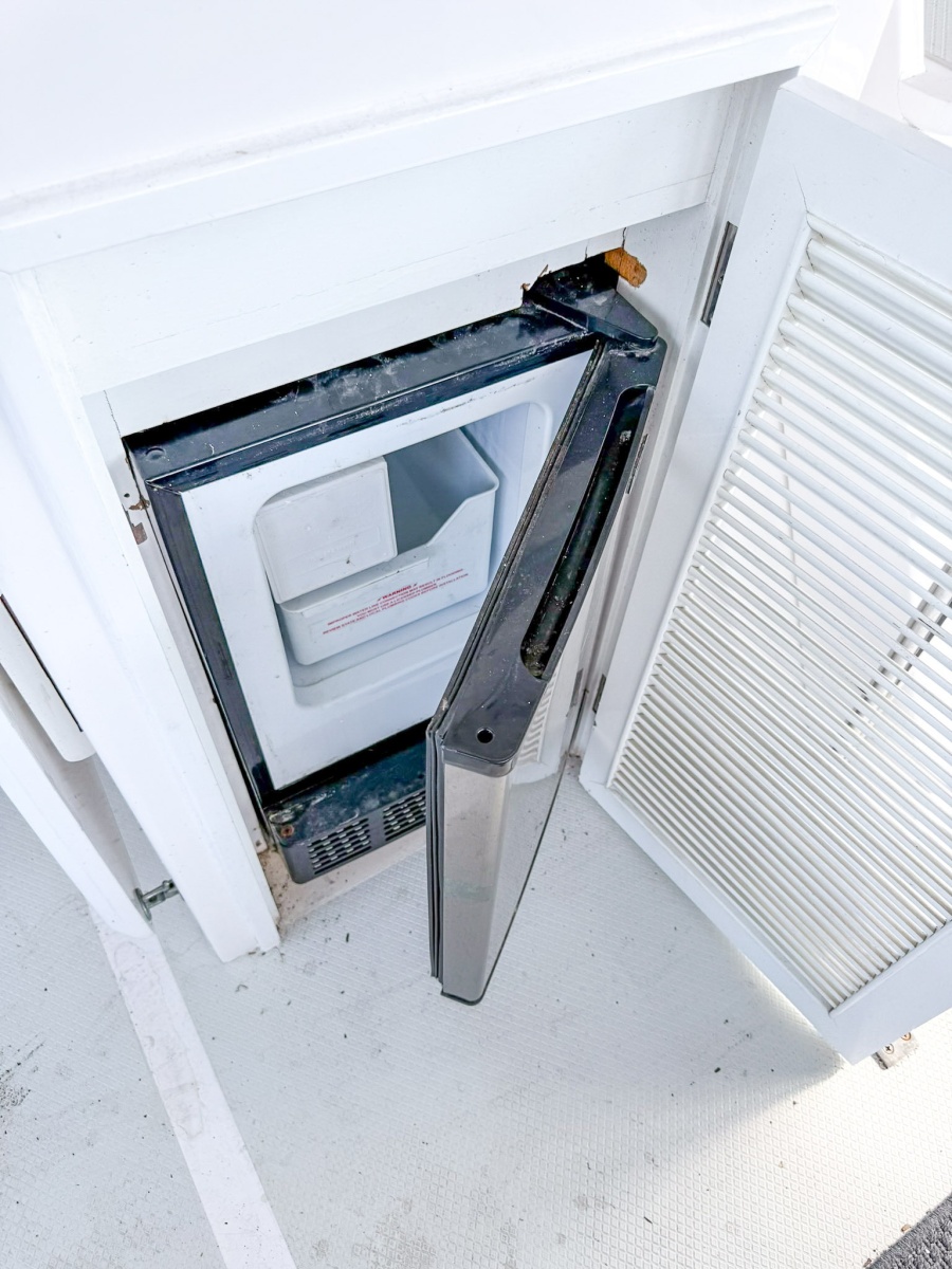 DeFever 49 Sundeck icemaker 