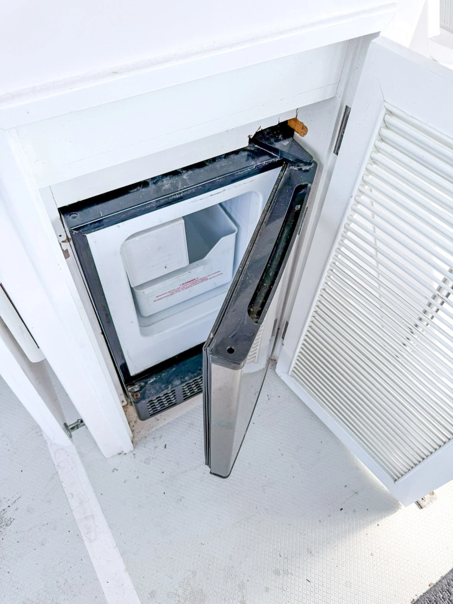 DeFever 49 Sundeck icemaker 