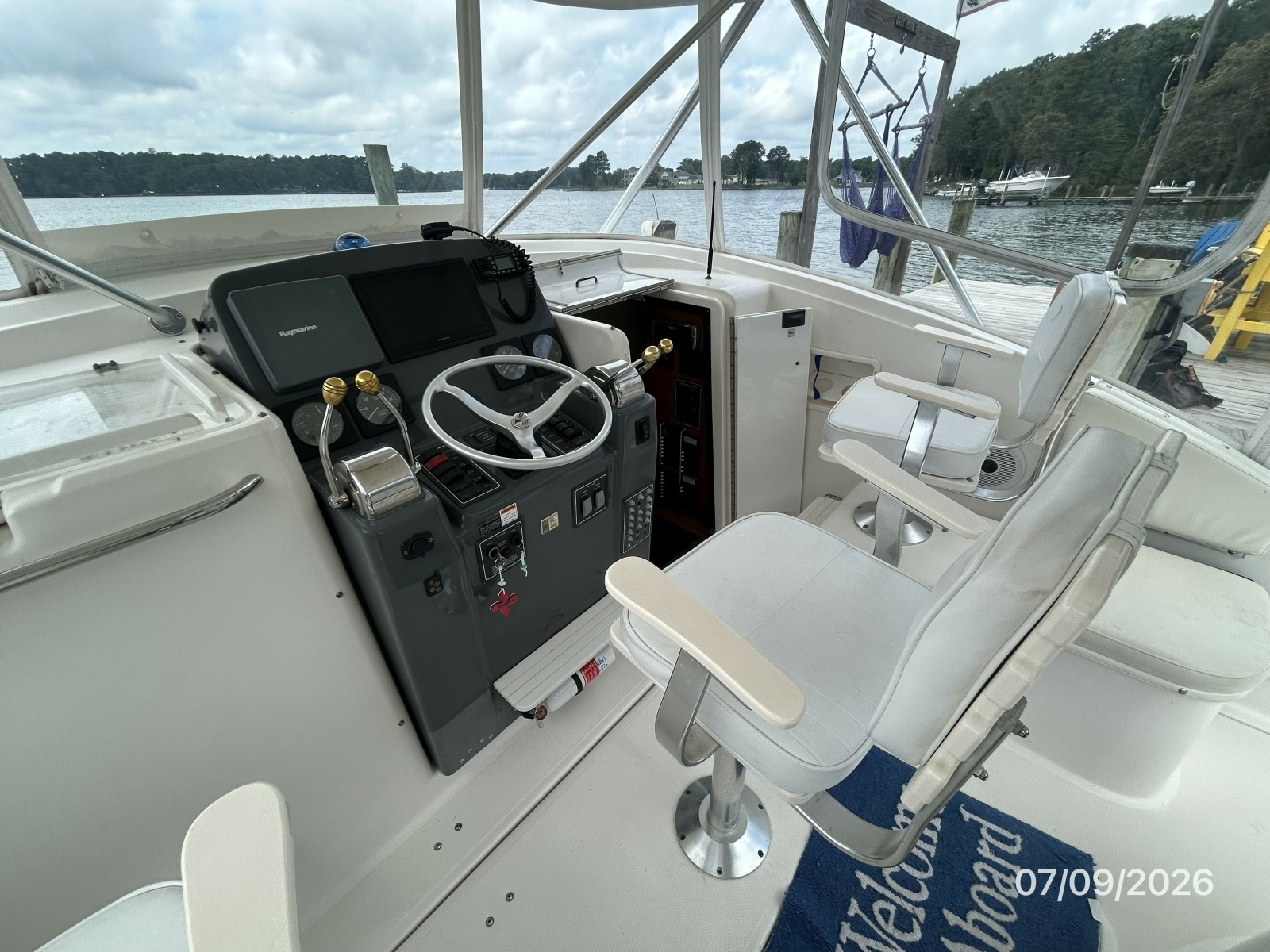 30' Pursuit helm1