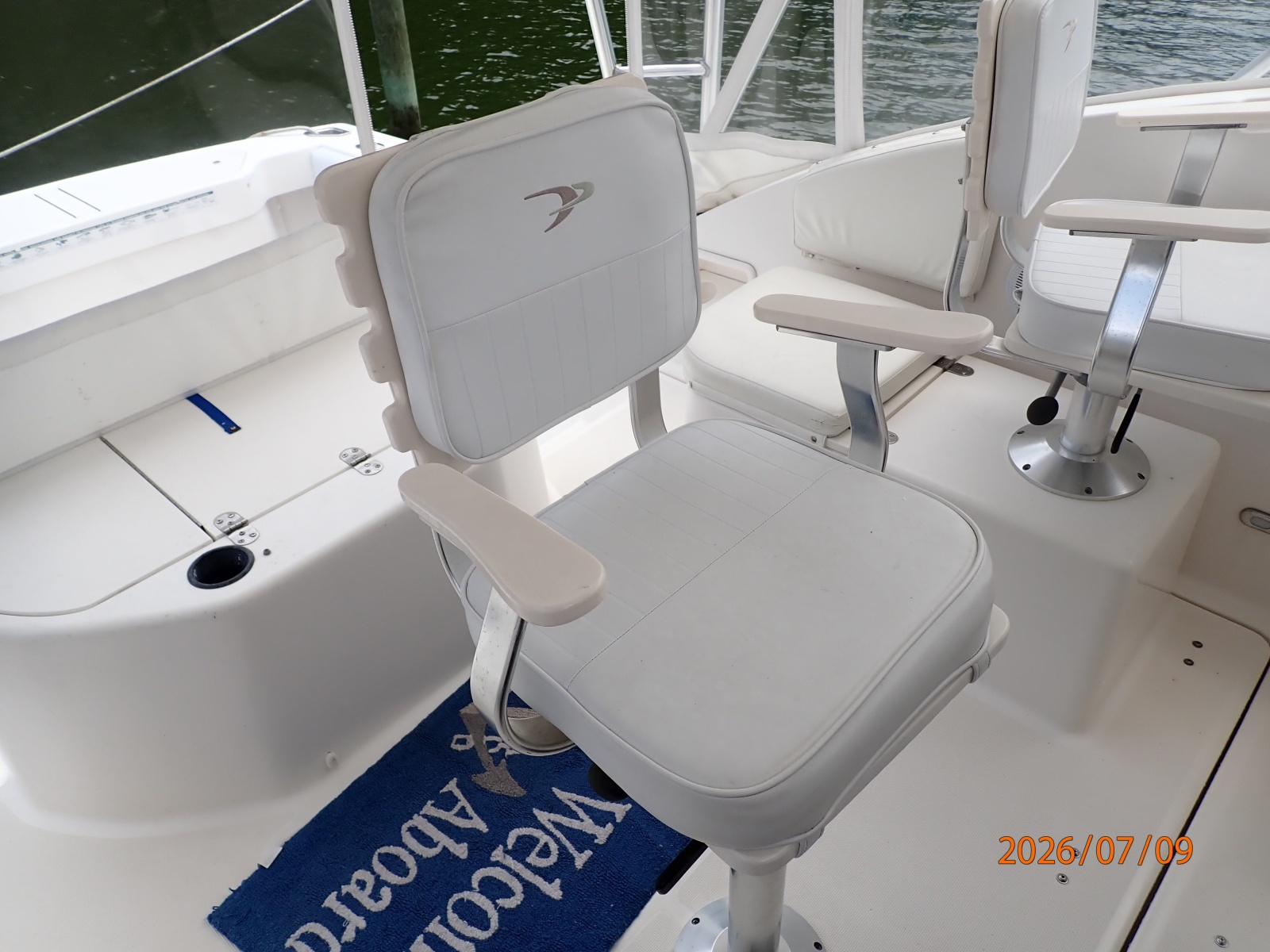 30' Pursuit helmseat