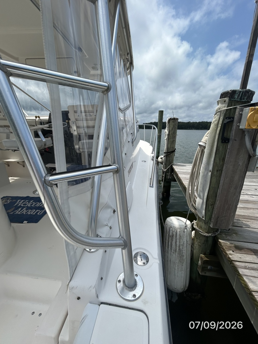 30' Pursuit starboard side deck2