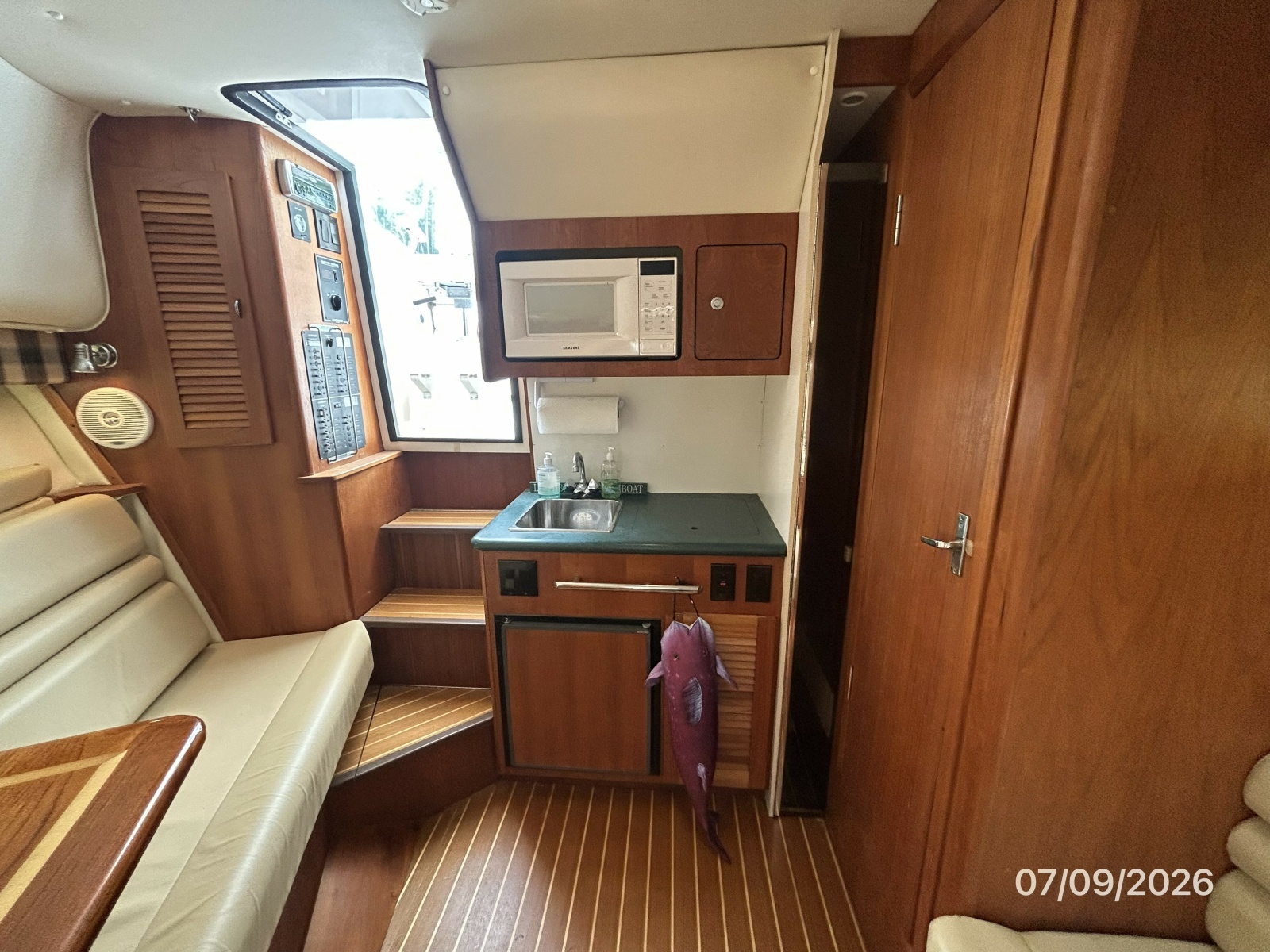 30' Pursuit lower deck aft