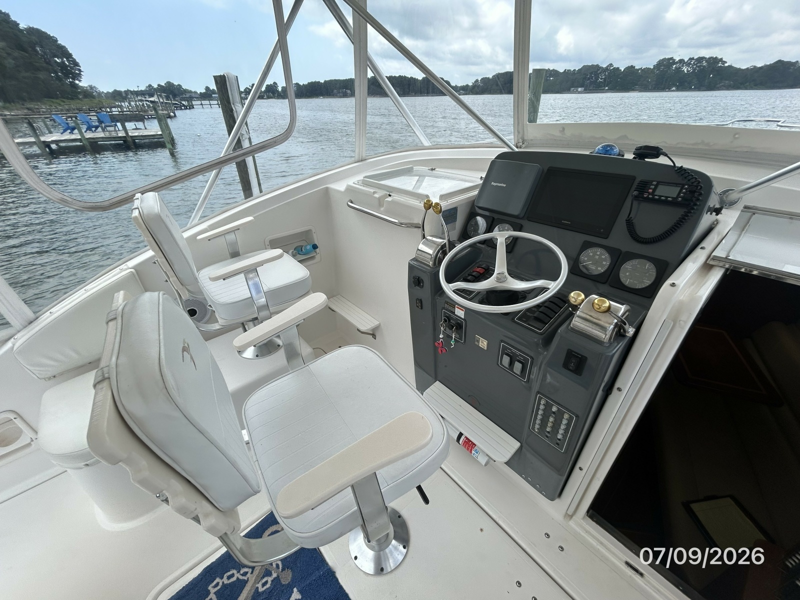 30' Pursuit helm2