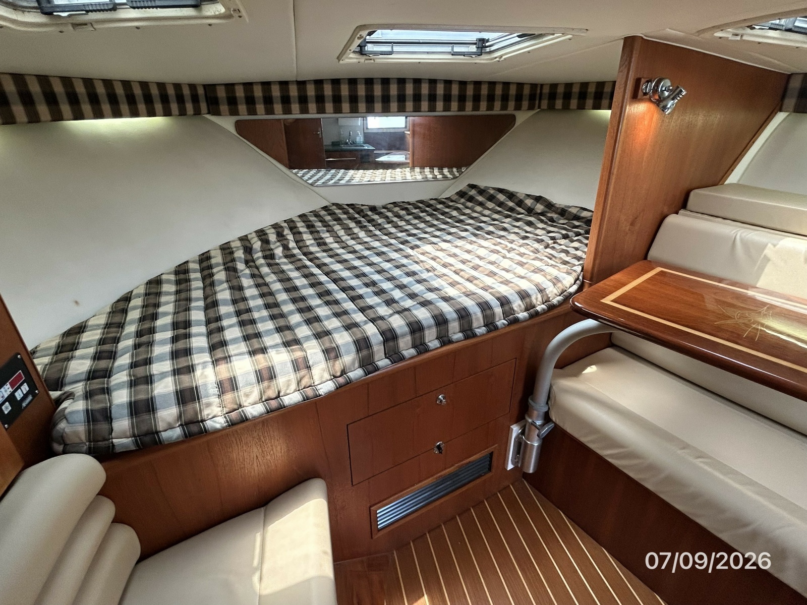 30' Pursuit stateroom