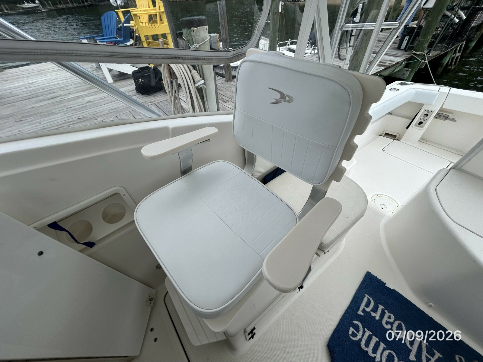 30' Pursuit starboard mate seat