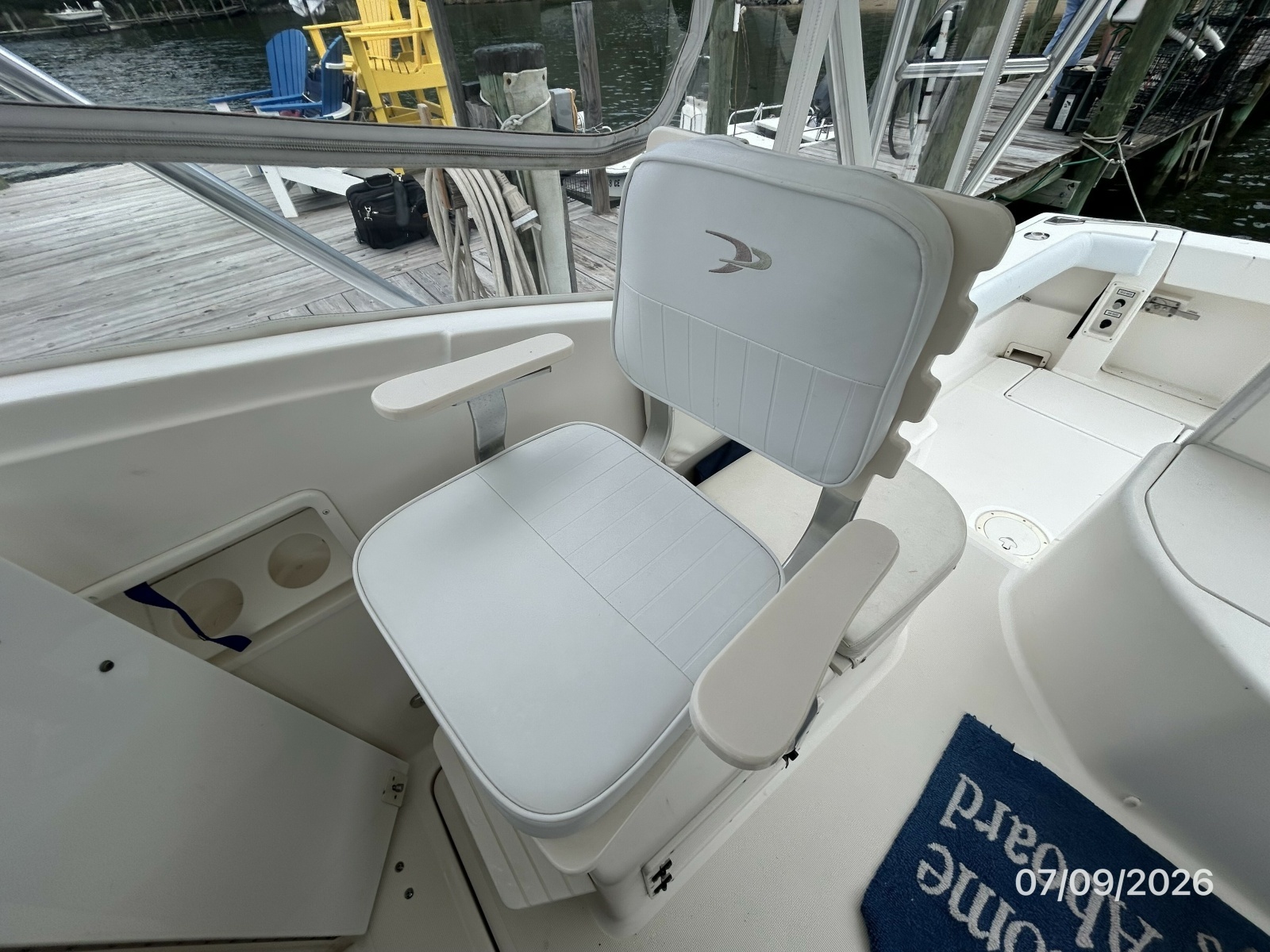 30' Pursuit starboard mate seat