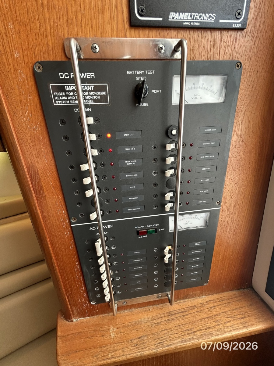 30' Pursuit electrical panel