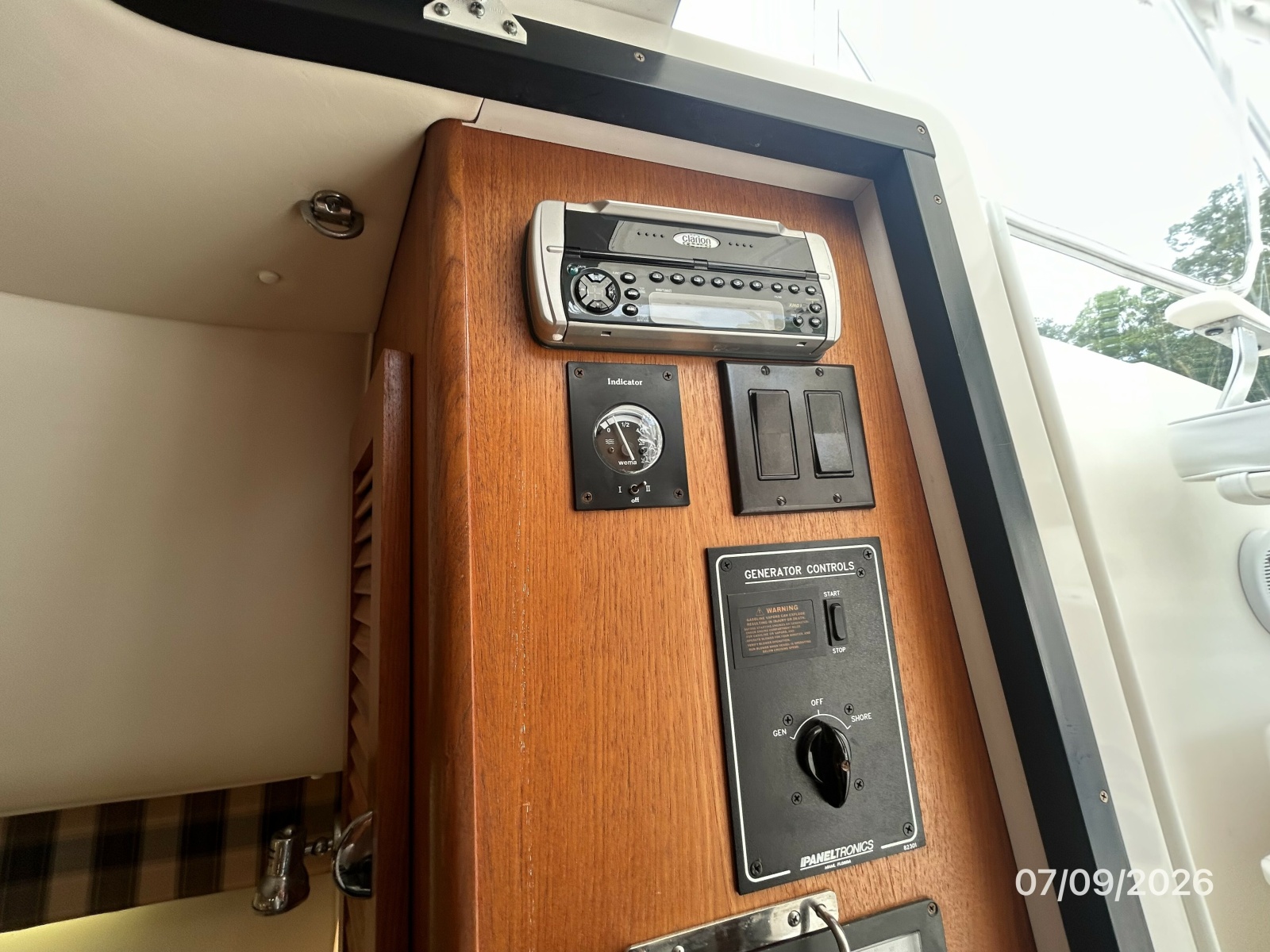 30' Pursuit stereo-generator panel