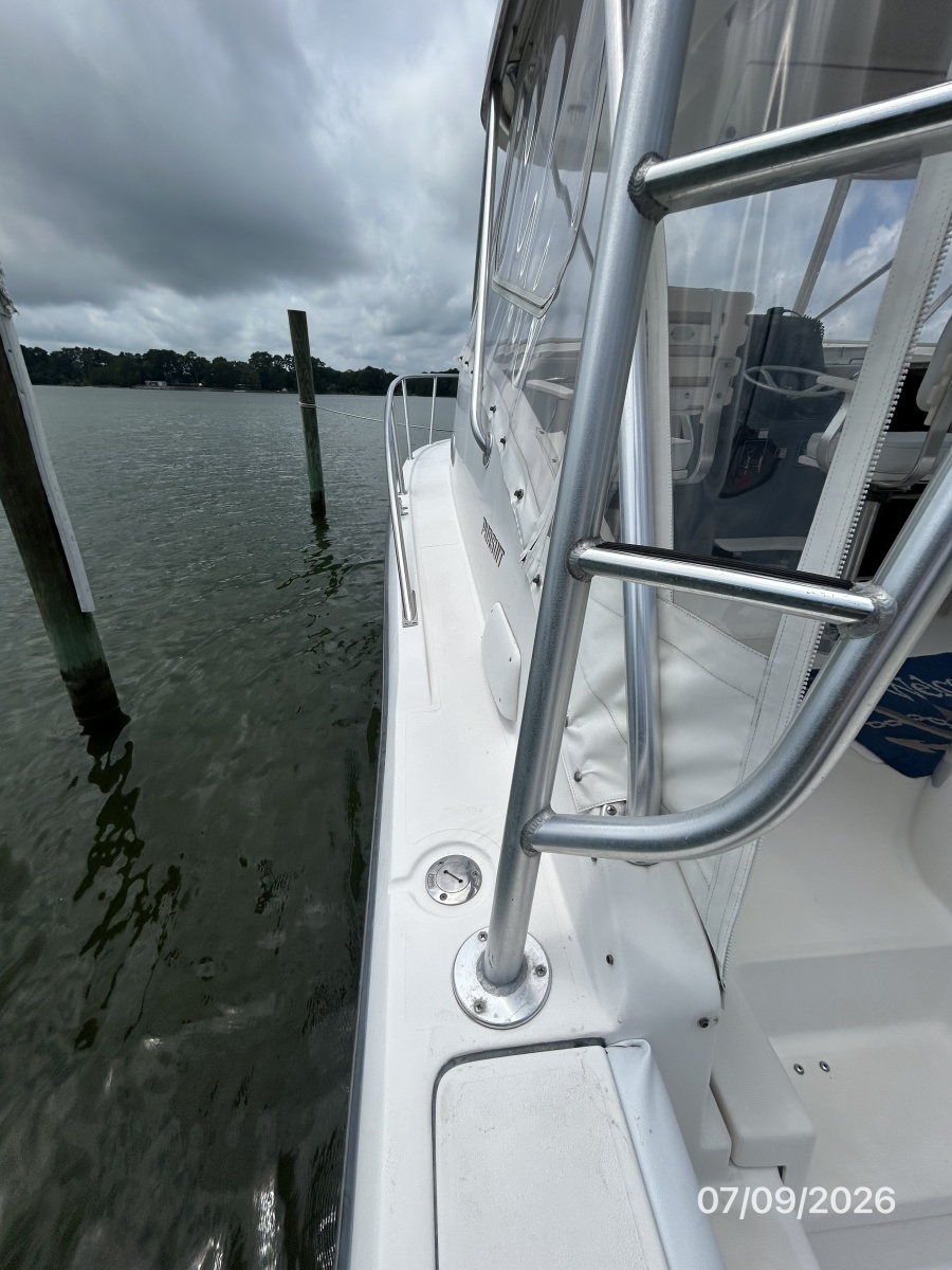 30' Pursuit port side deck2
