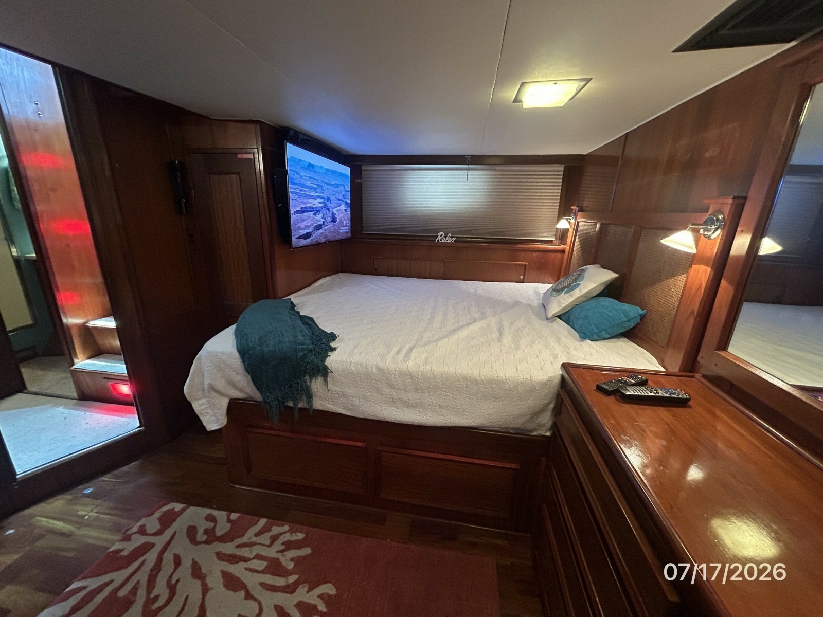 48' Hatteras master stateroom starboard