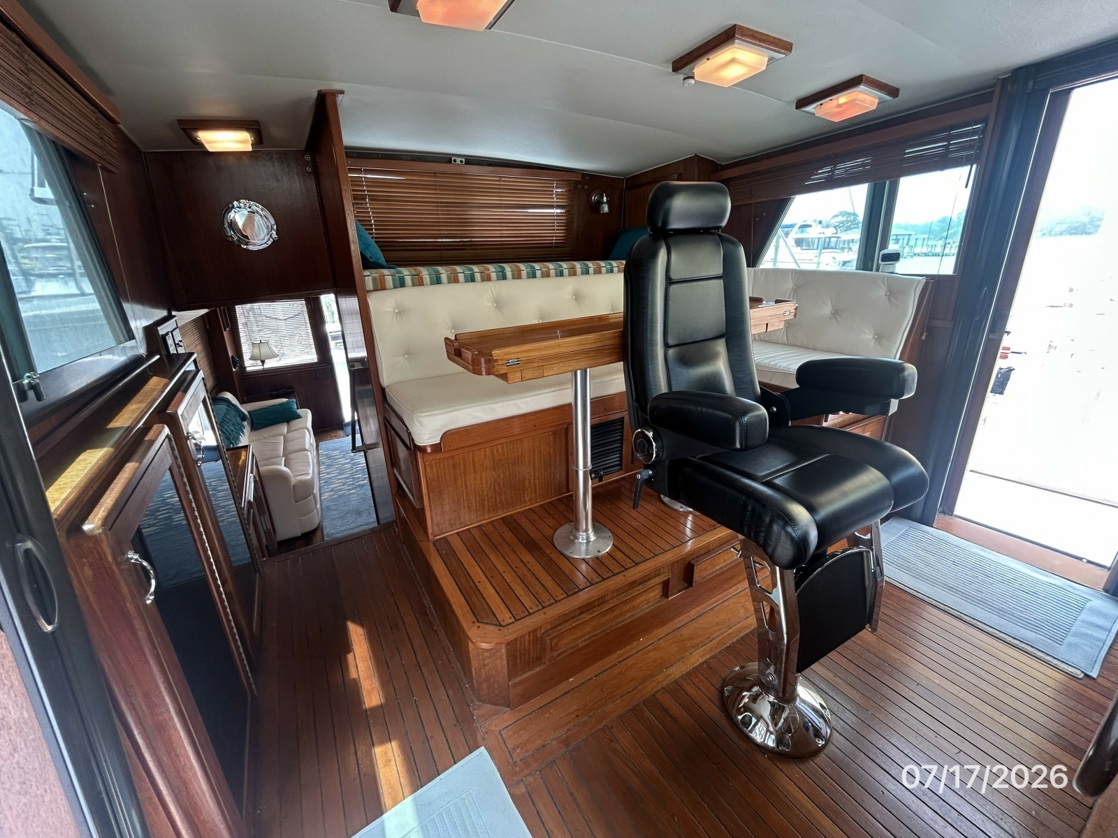 48' Hatteras pilothouse aft