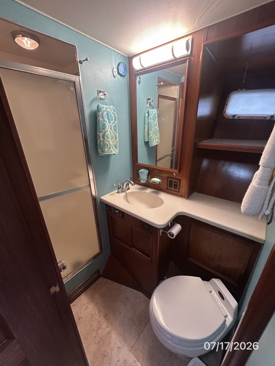 48' Hatteras guest stateroom head