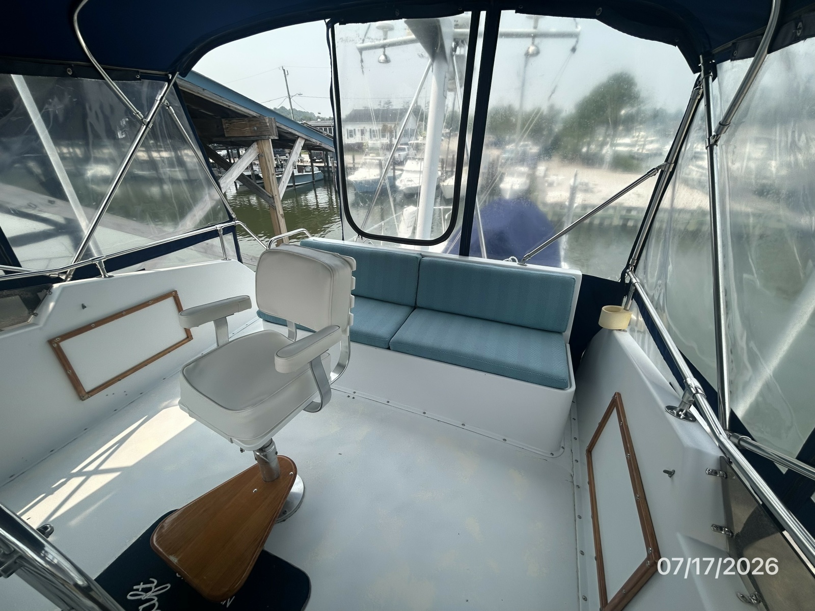 48' Hatteras flybridge aft