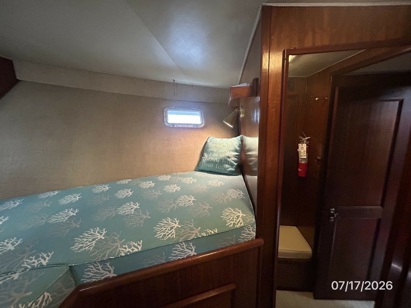 48' Hatteras guest stateroom starboard