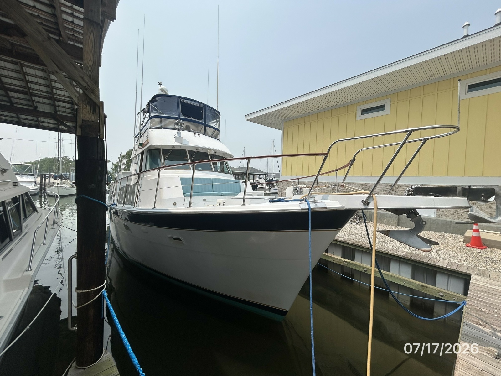 48' Hatteras starboard forward profile