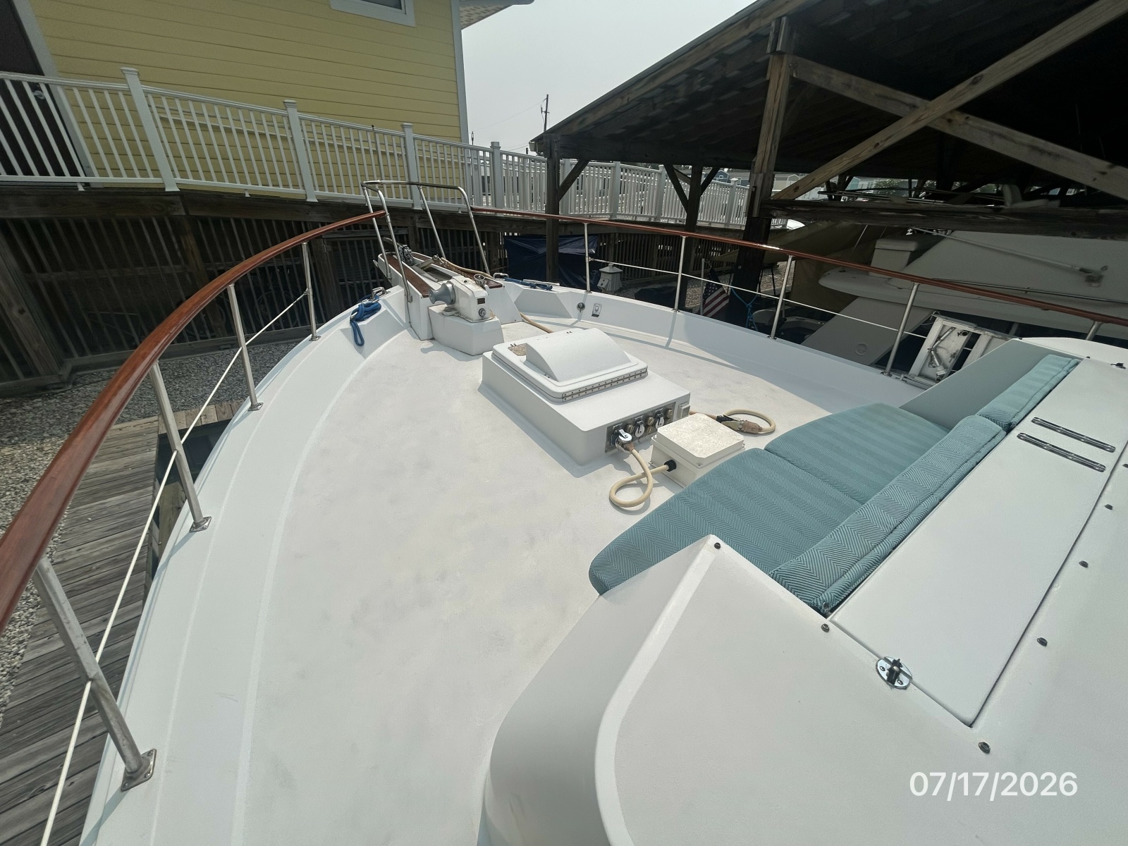 48' Hatteras foredeck2