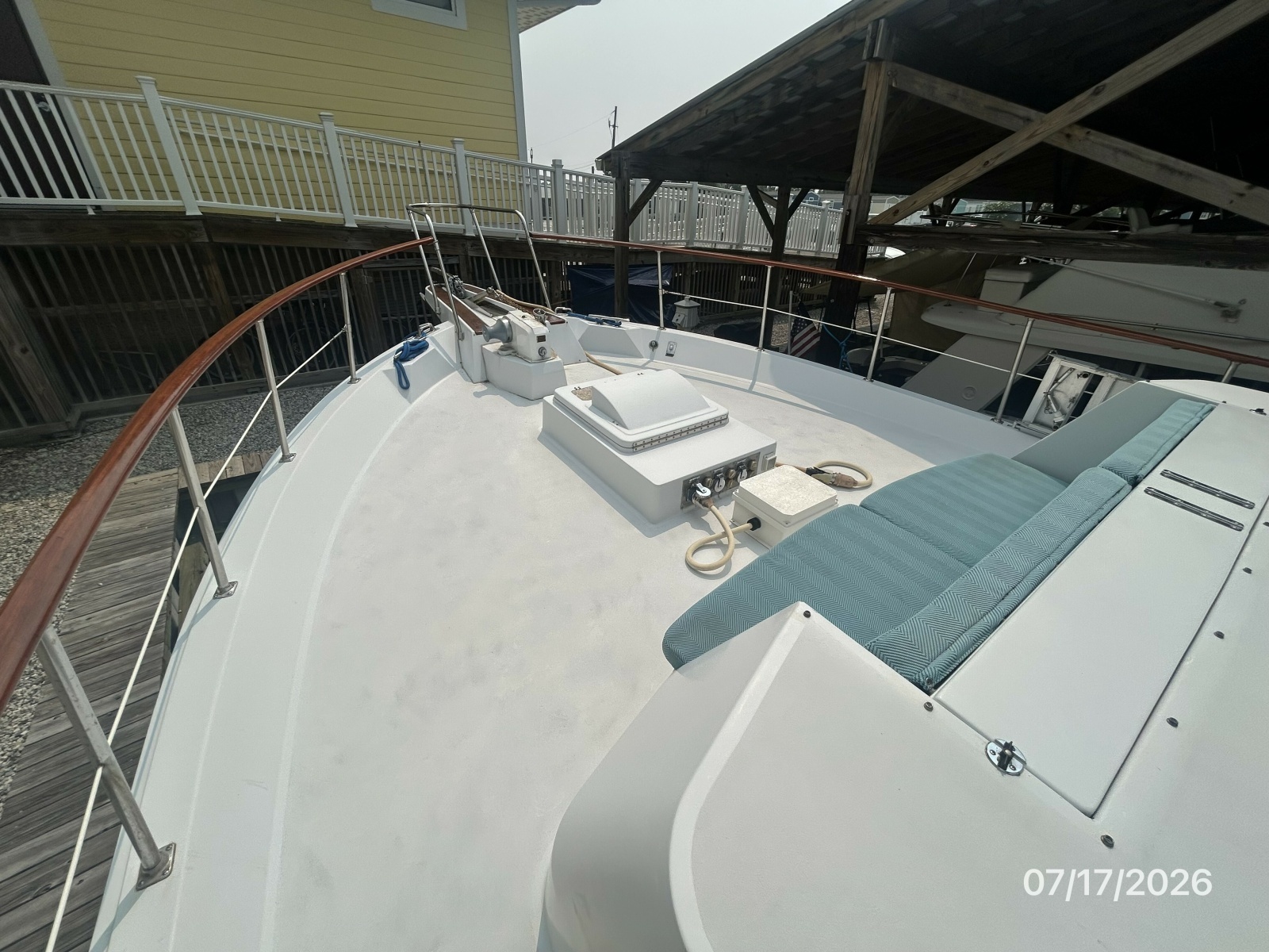 48' Hatteras foredeck2