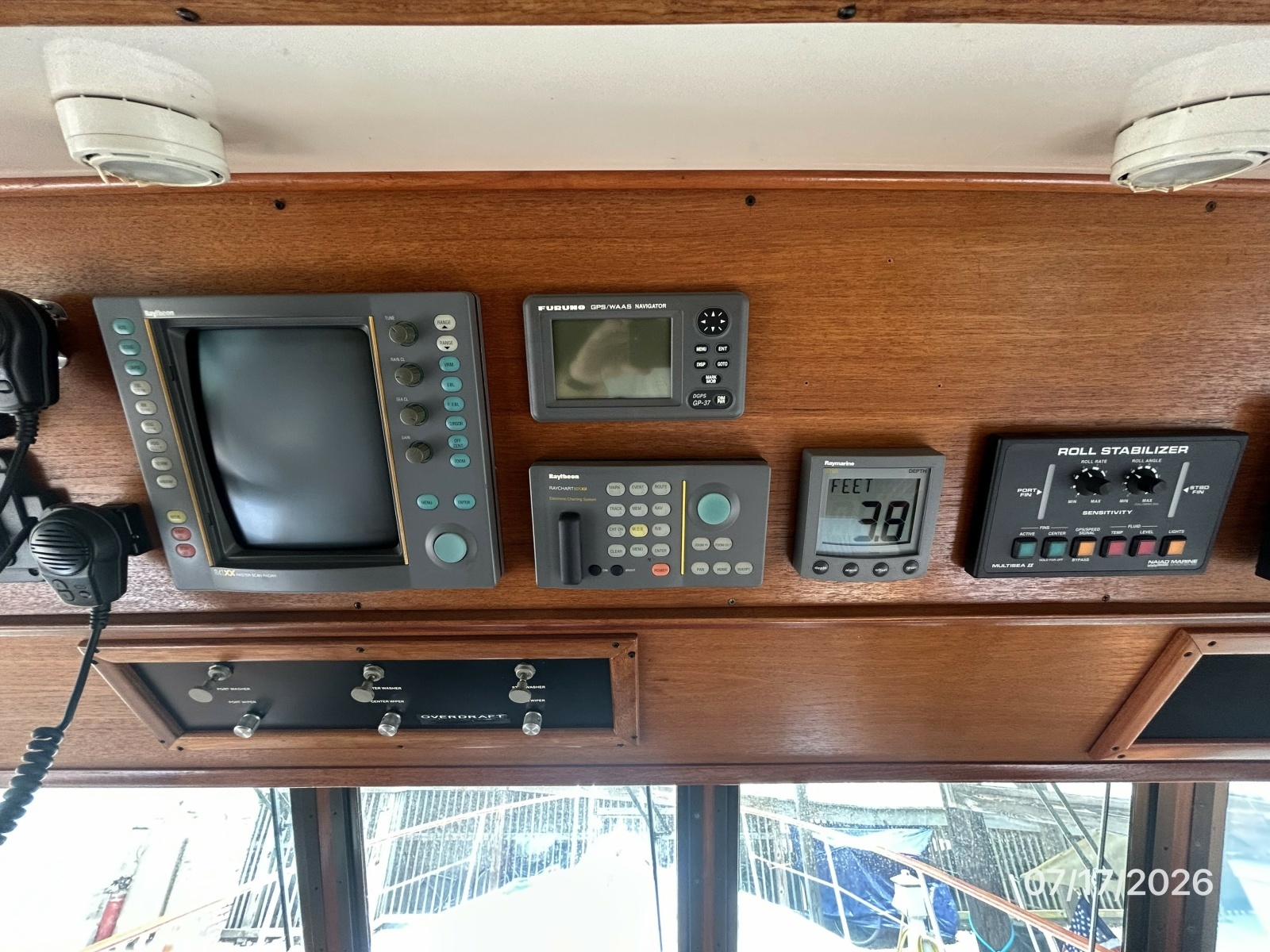 48' Hatteras pilothouse helm electronics2