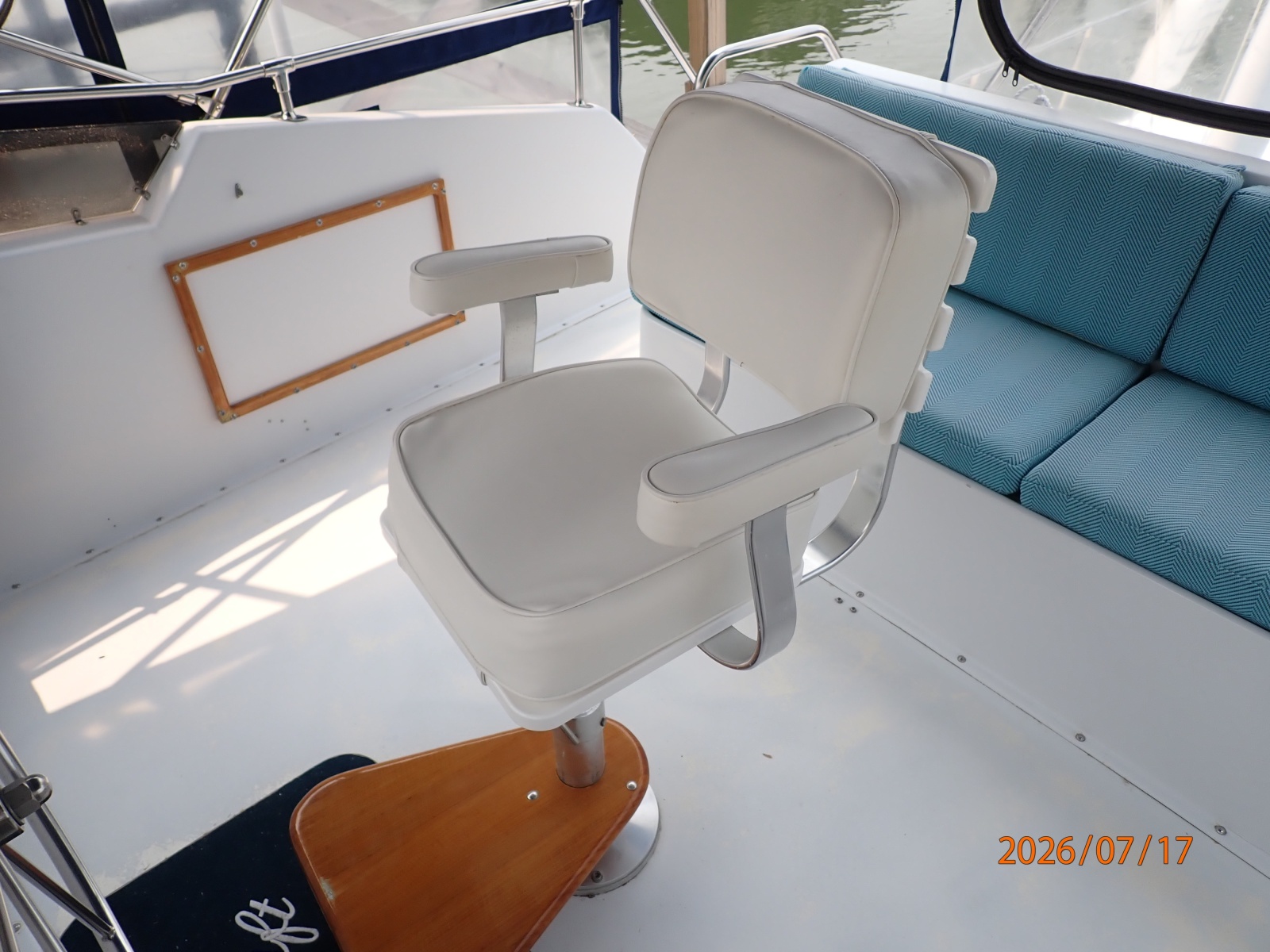 48' Hatteras flybridge helmseat