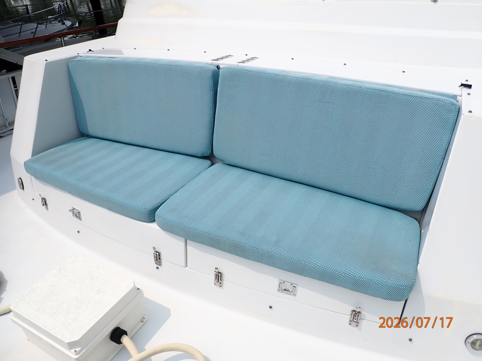 48' Hatteras foredeck seating