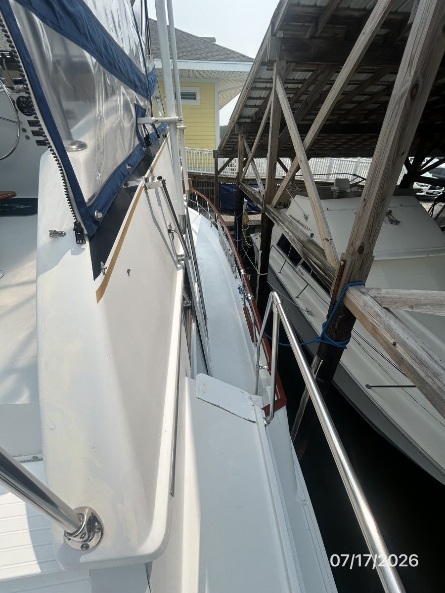 48' Hatteras starboard side deck2