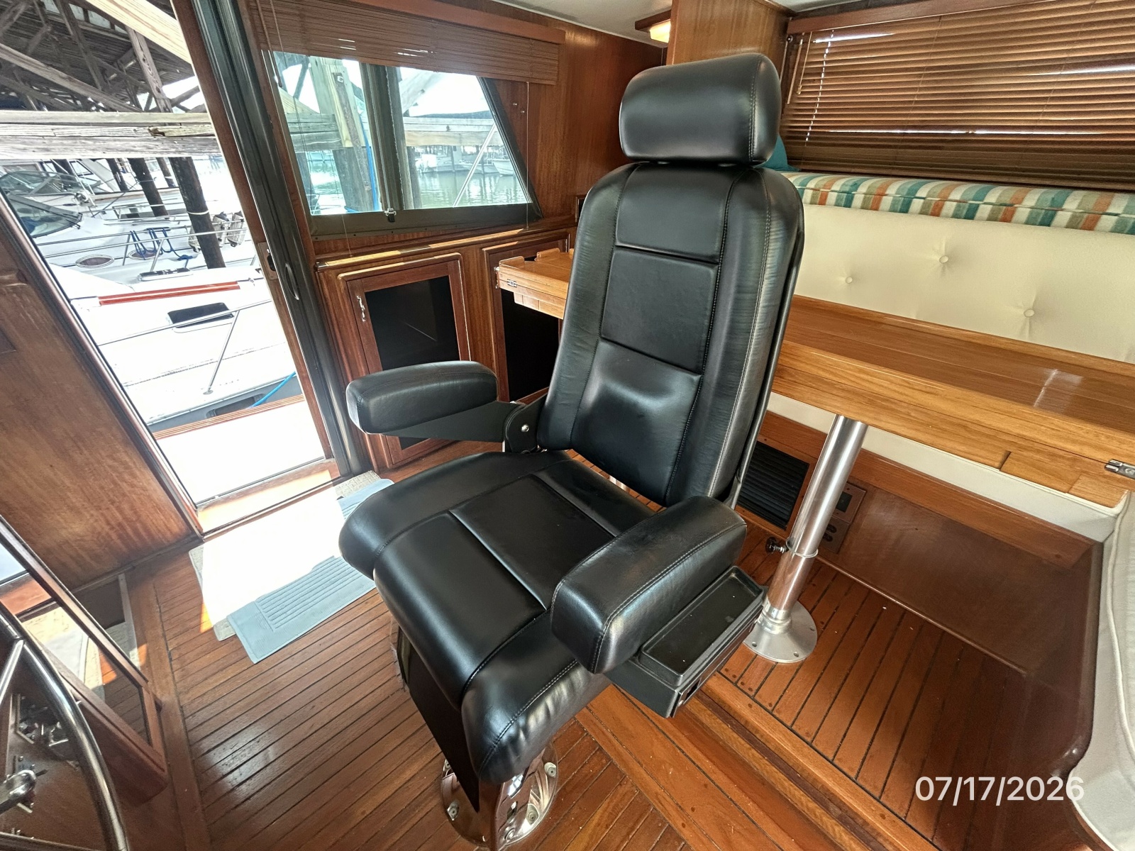48' Hatteras pilothouse helmseat