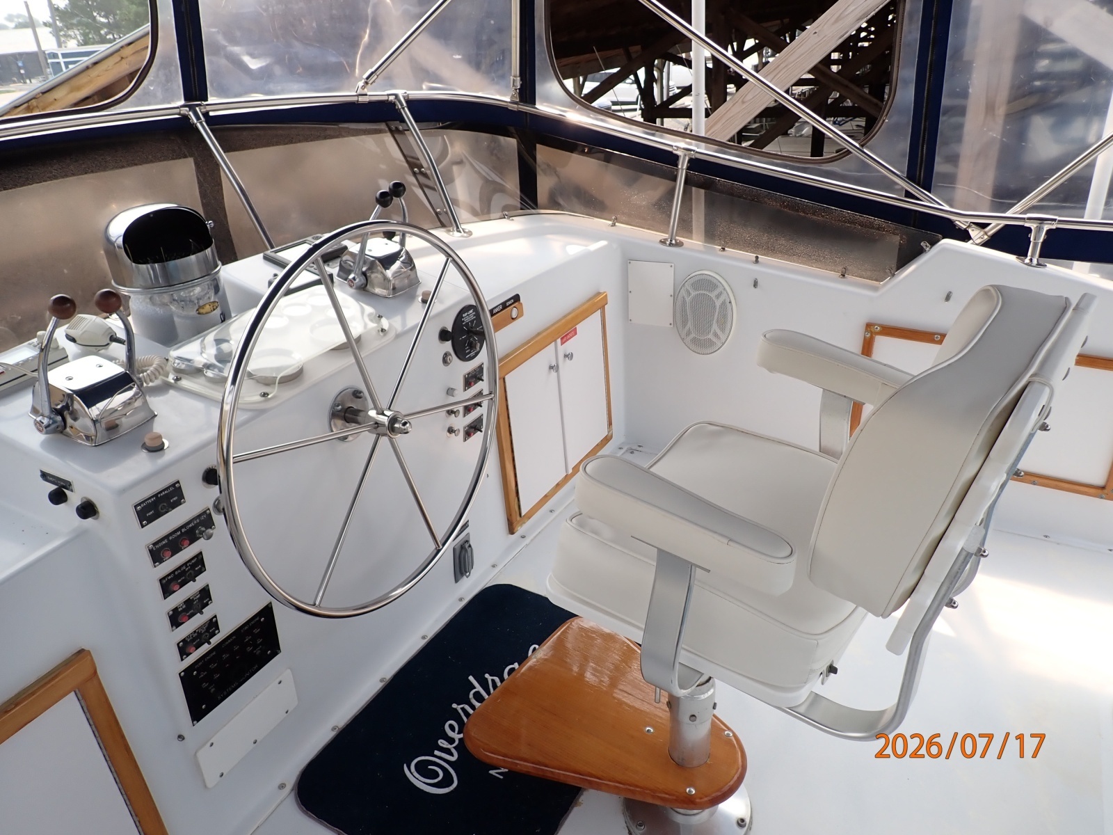 48' Hatteras flybridge helm1