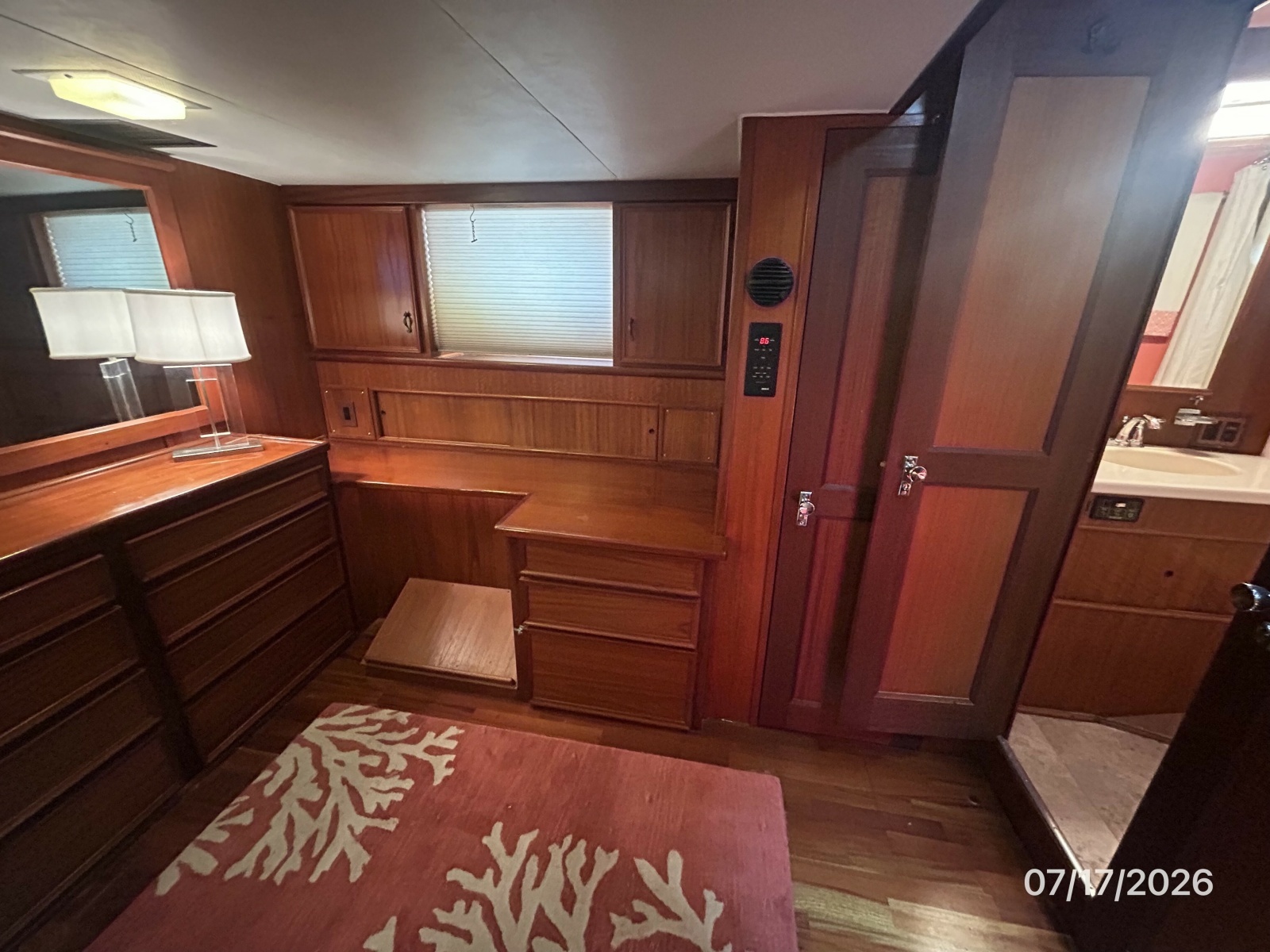 48' Hatteras master stateroom port