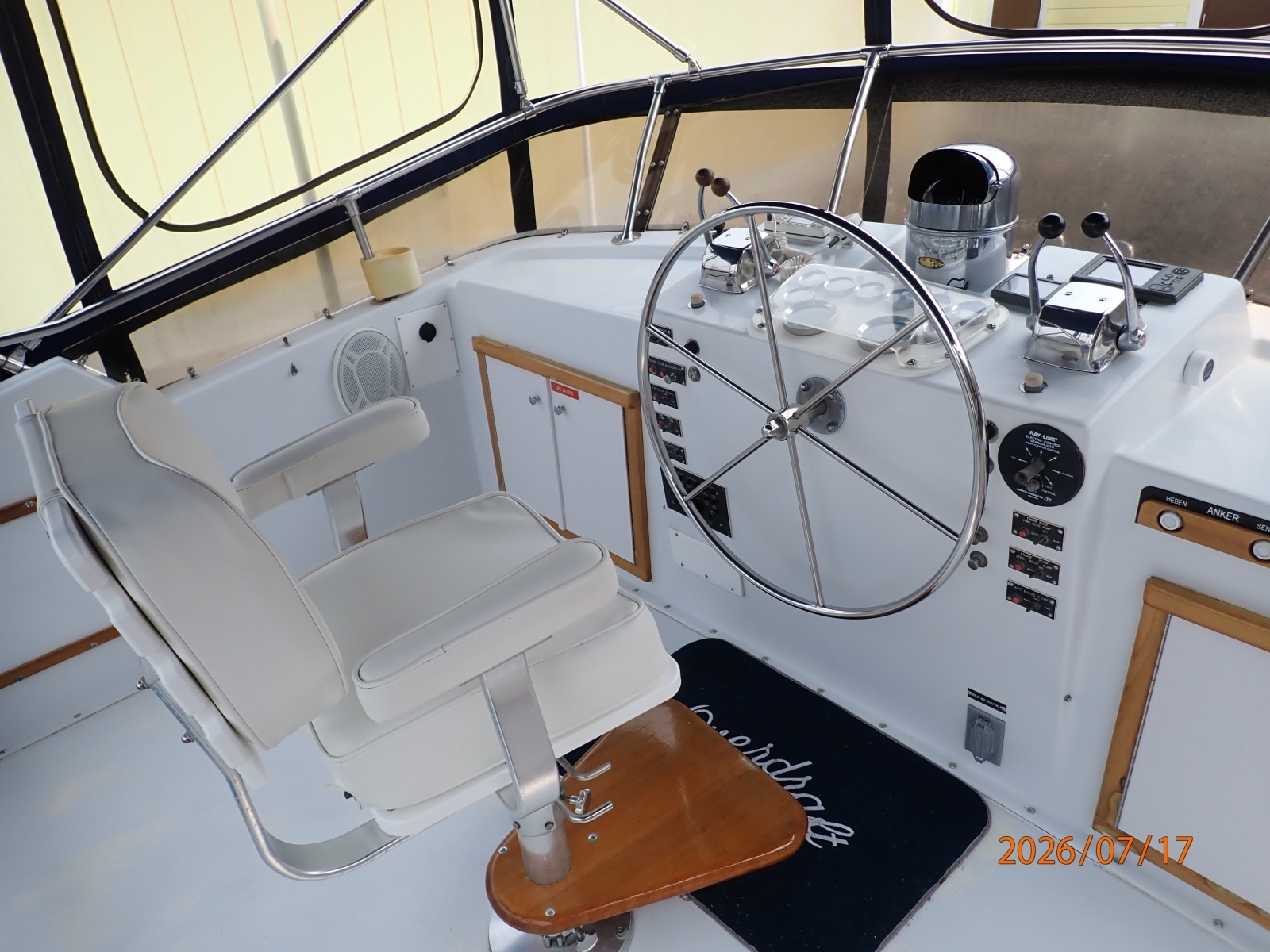 48' Hatteras flybridge helm2